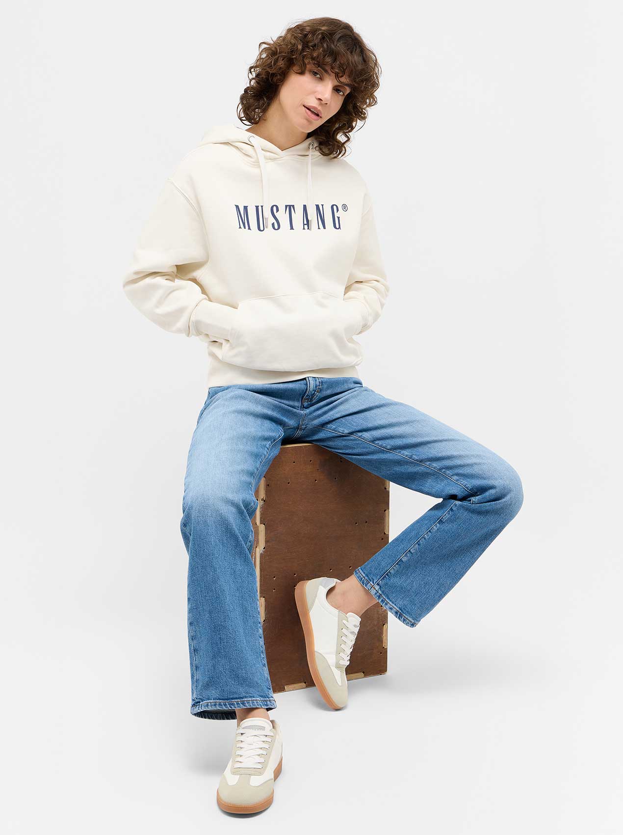 Hosen, Person, Sitzen, Jeans, Kapuzenpulli