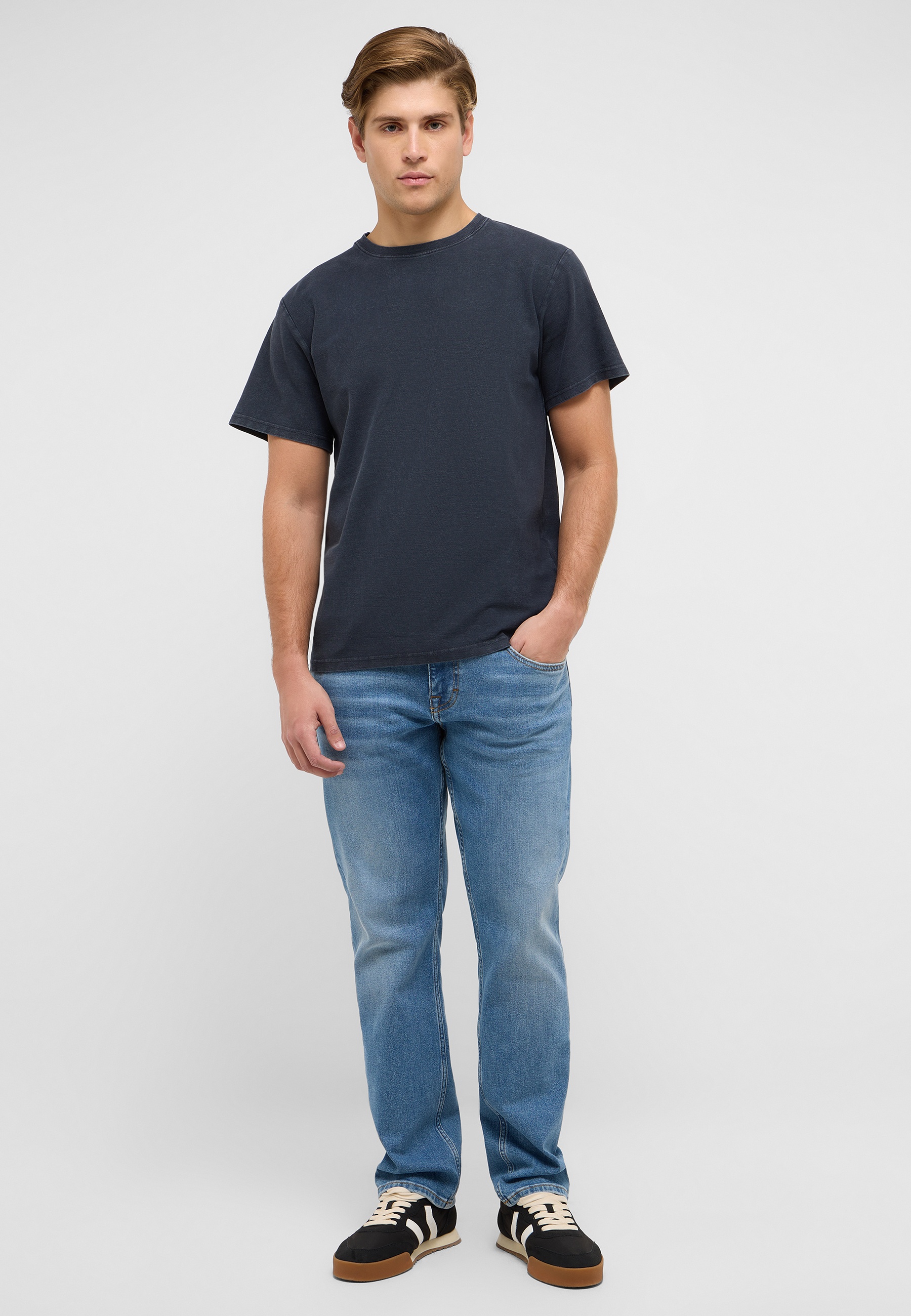 T-shirt, Hosen, Jeans, Person, Stehend