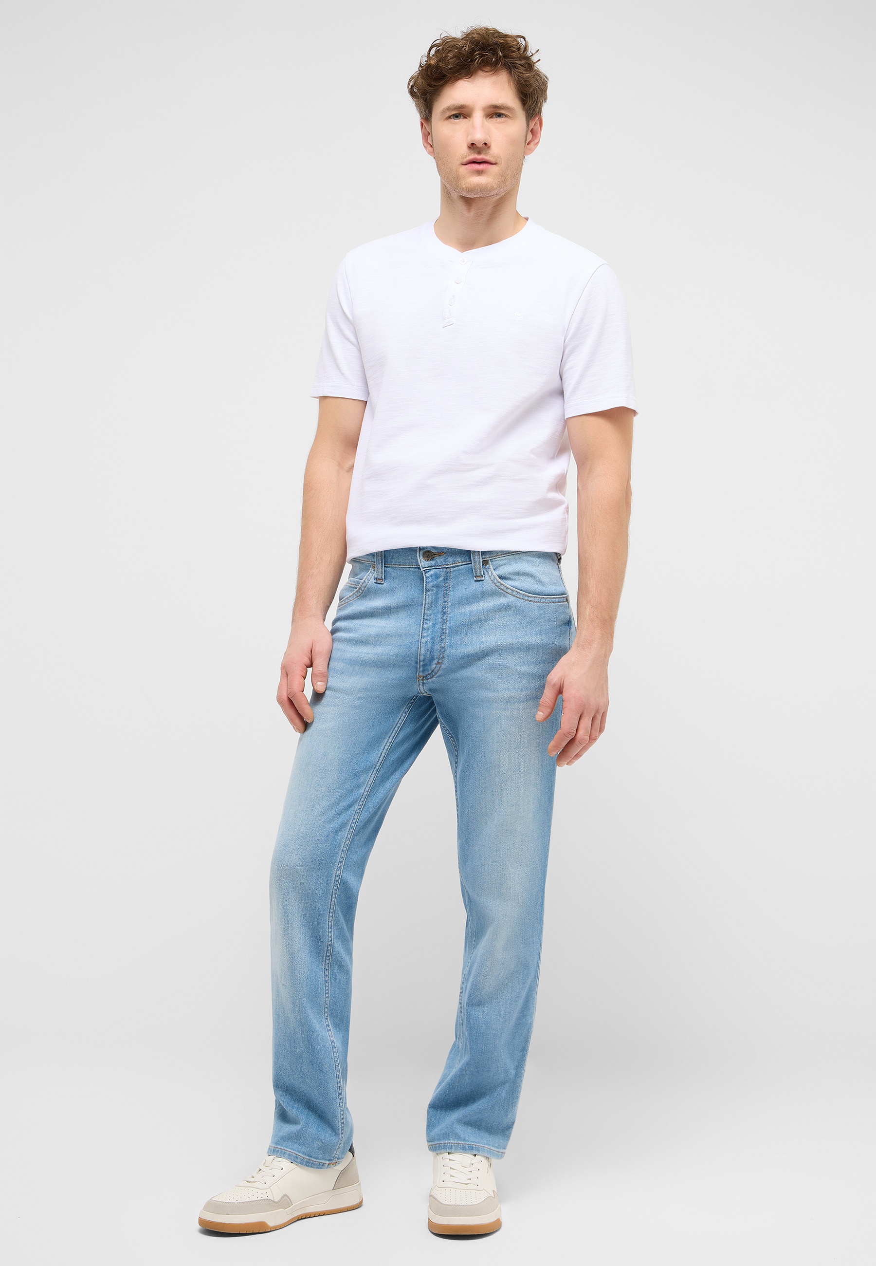 Tee, Henley, Weiß, Jeans, Sneaker