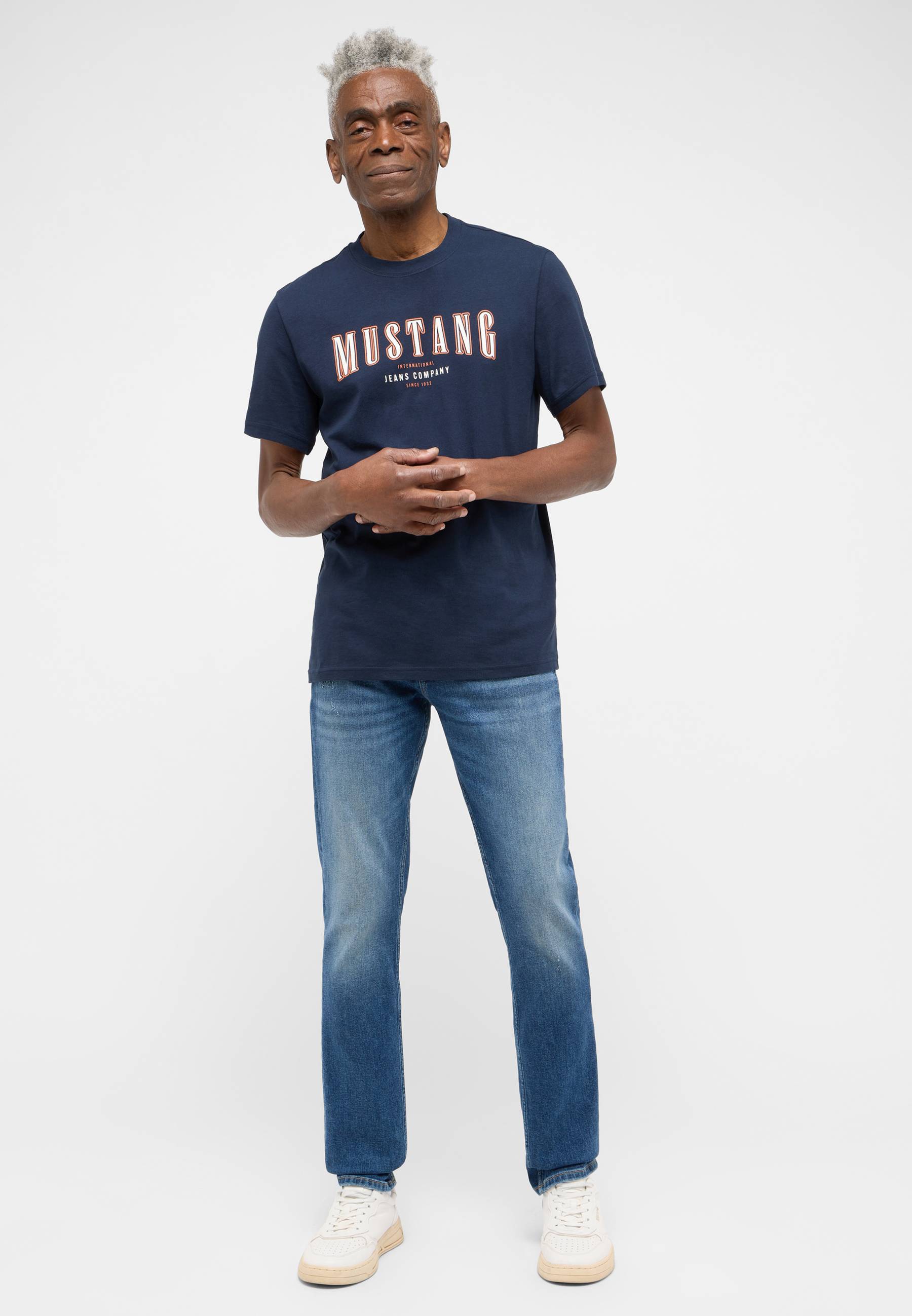 Bekleidung, T-shirt, Person, Stehend, Hosen