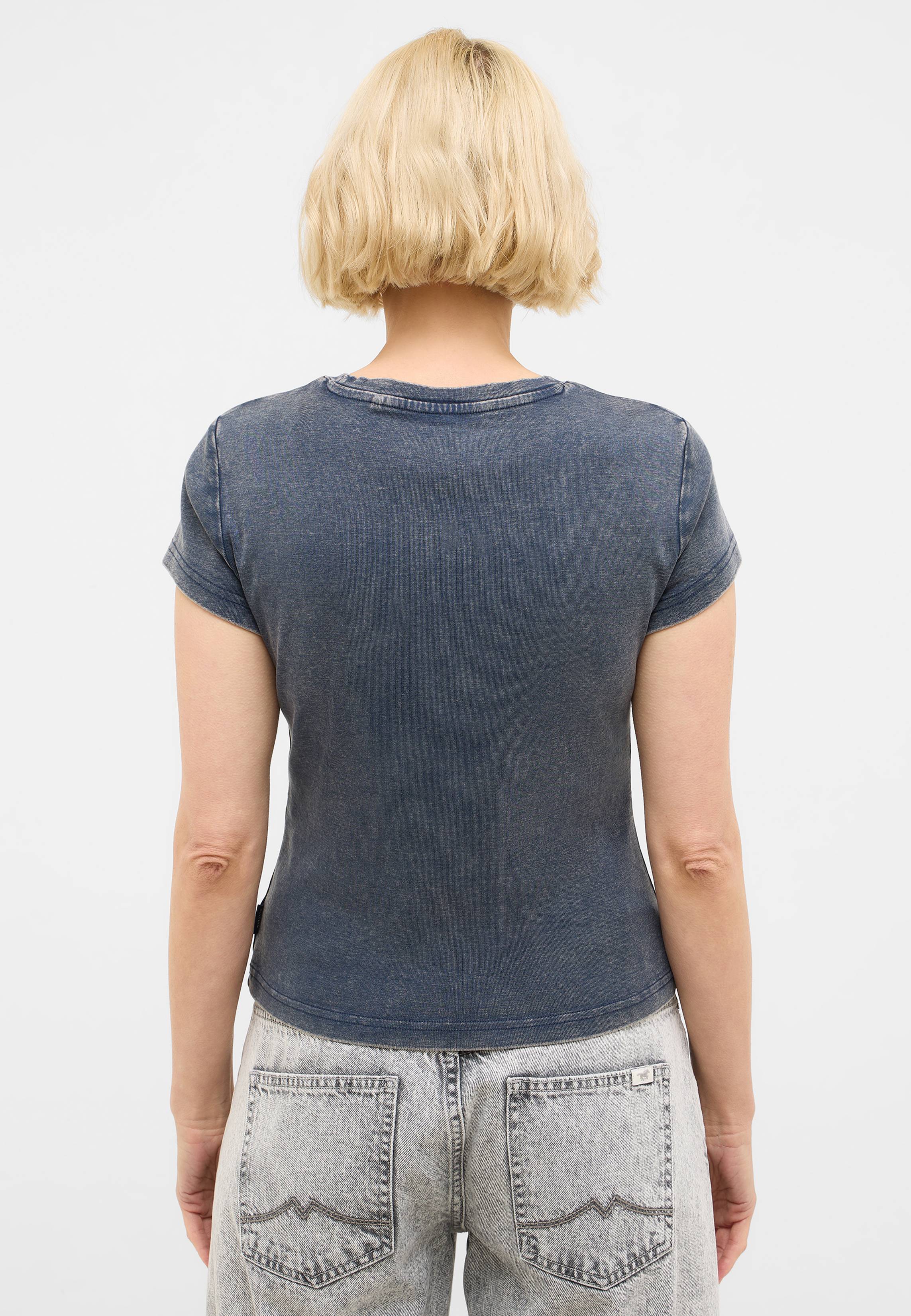 T-shirt, Hosen, Blond, Person, Bluse
