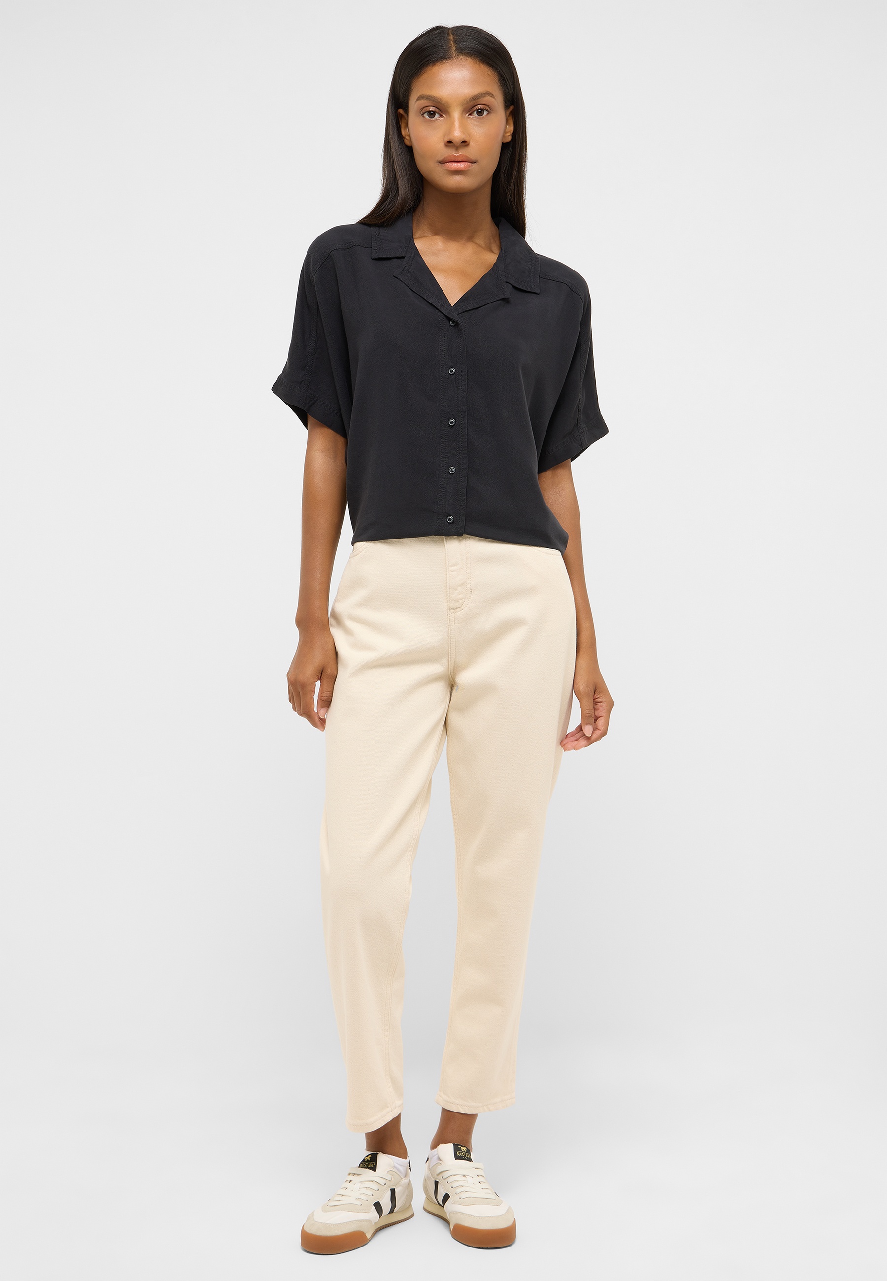 hemdenlook, schwarz, kurzehemm, leichtebluse, beigehose
