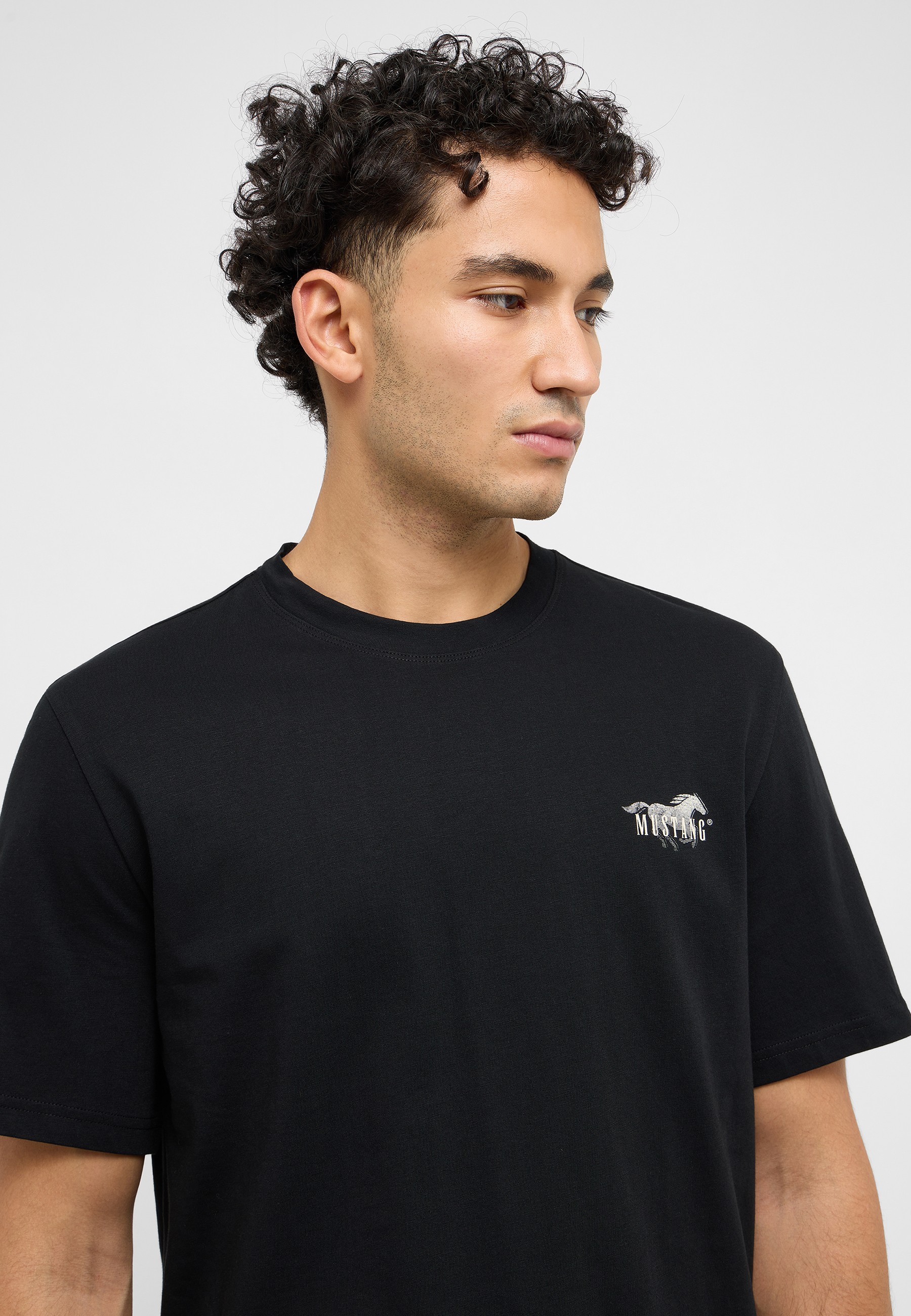 T-shirt, Gesicht, Kopf, Hals, Person