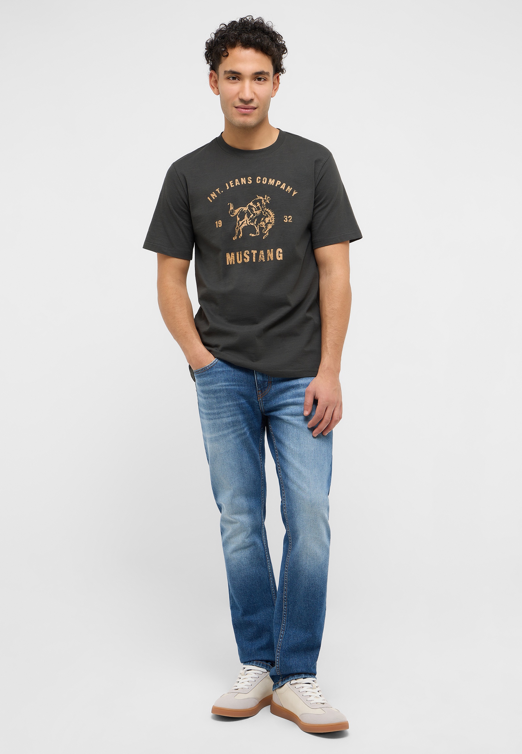 T-shirt, Hosen, Jeanshose, Person, Stehend