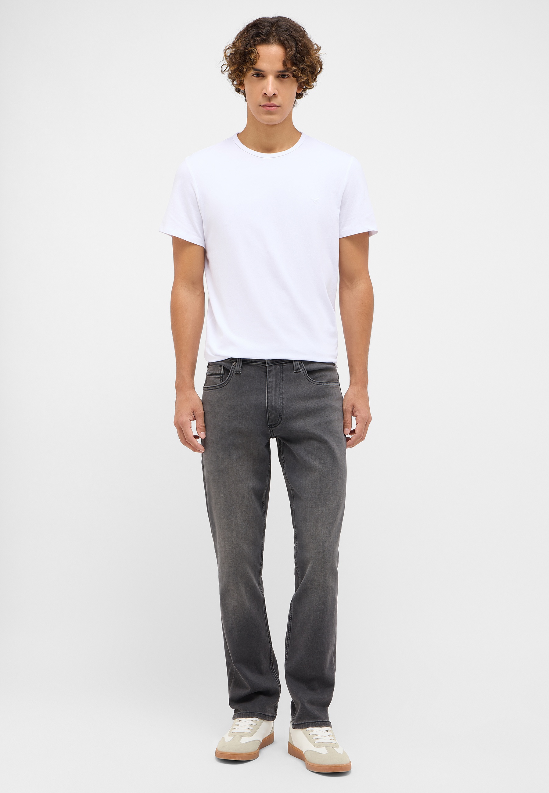 Bekleidung, Hosen, T-shirt, Person, Stehend