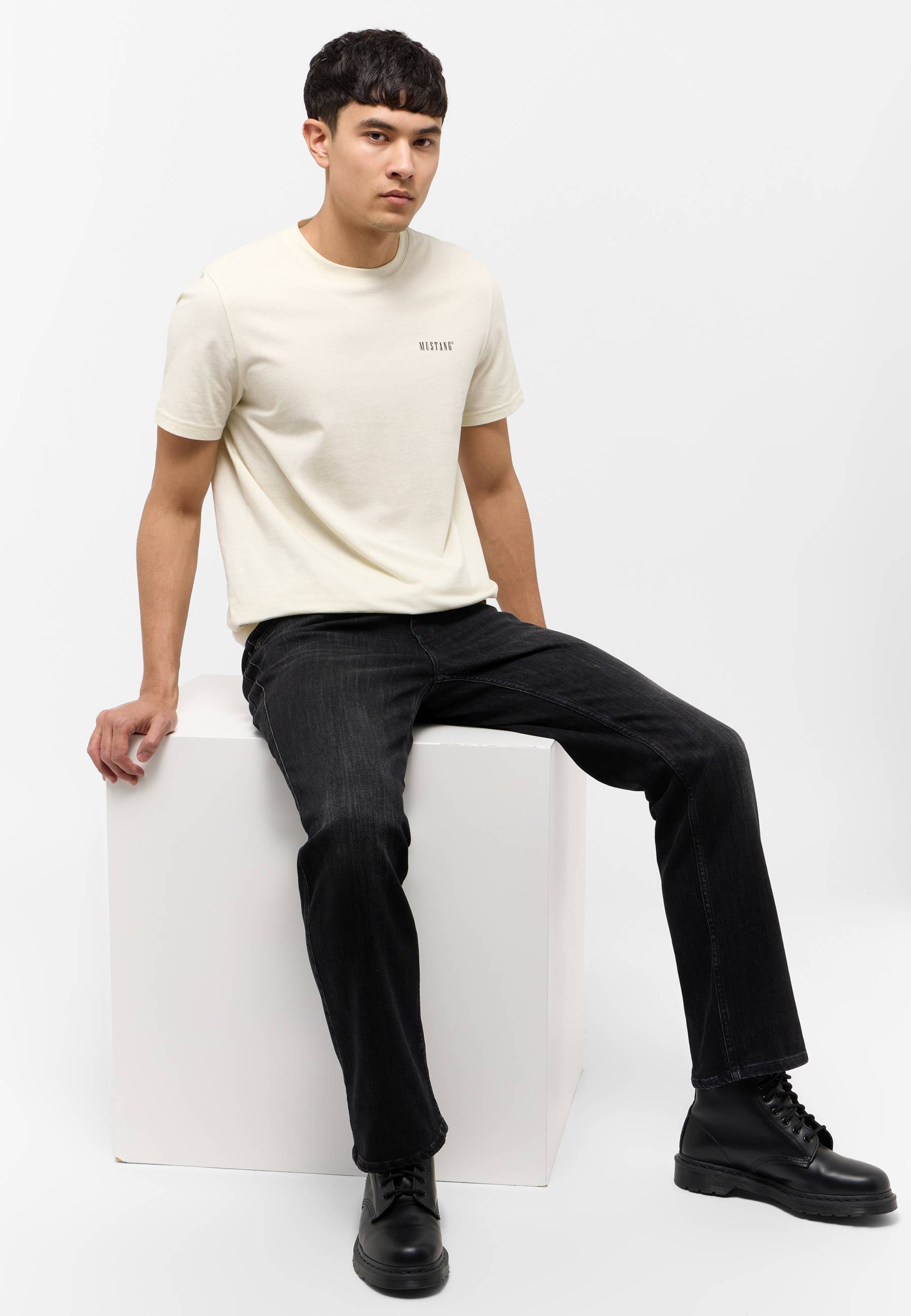 Hosen, T-shirt, Person, Sitzen, Mann