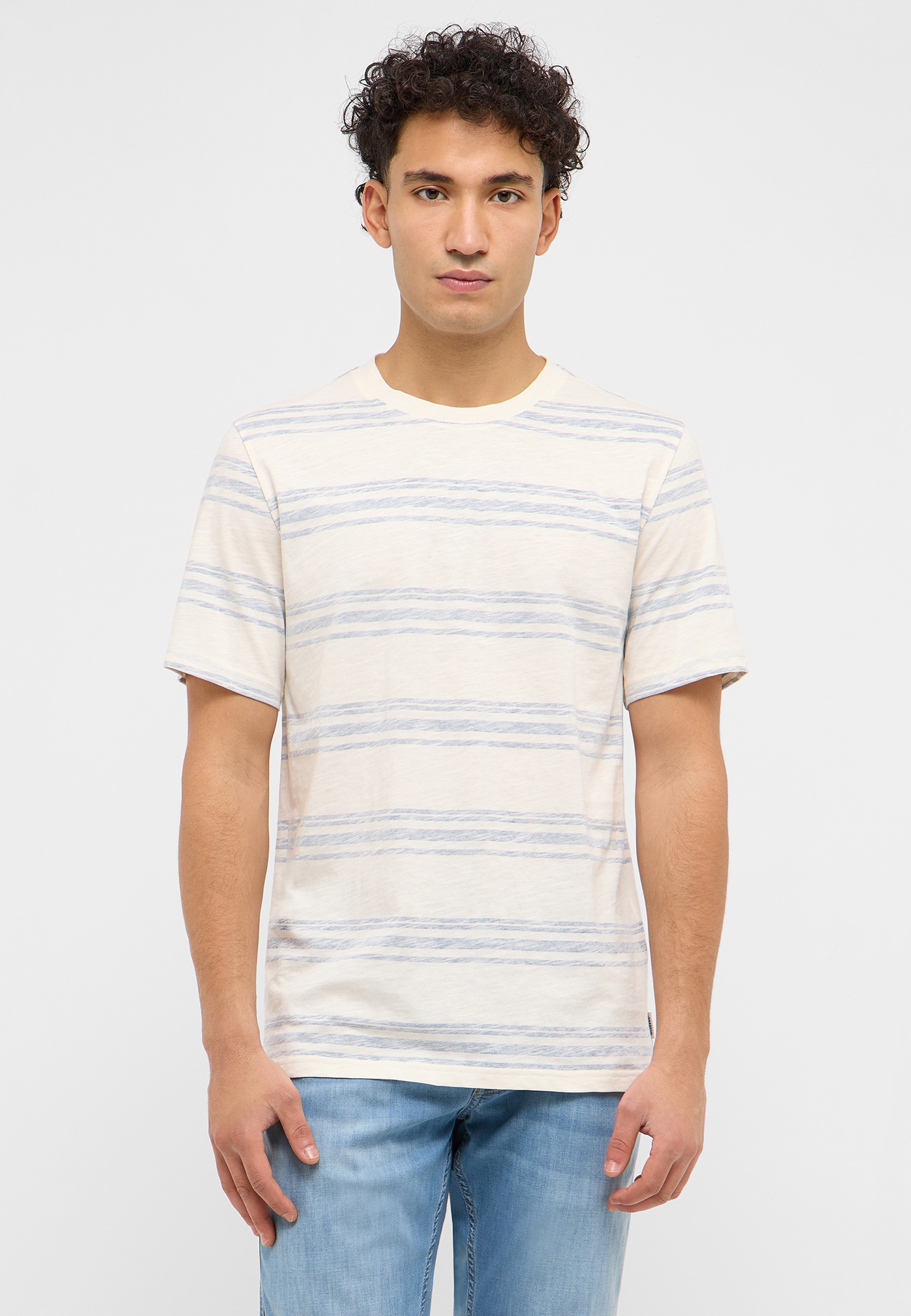 Bekleidung, T-shirt, Person, Jeans, Gesicht