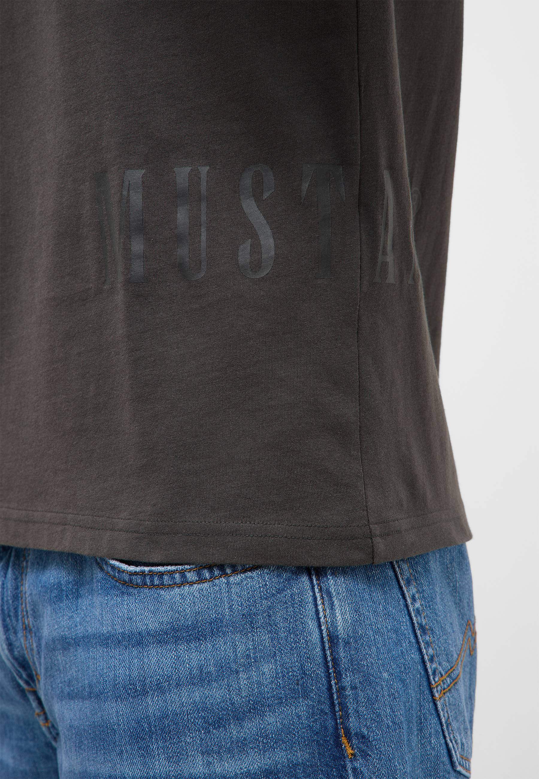 T-Shirt, Kurzarm, schwarz, Logo aufs Druck, Jeans