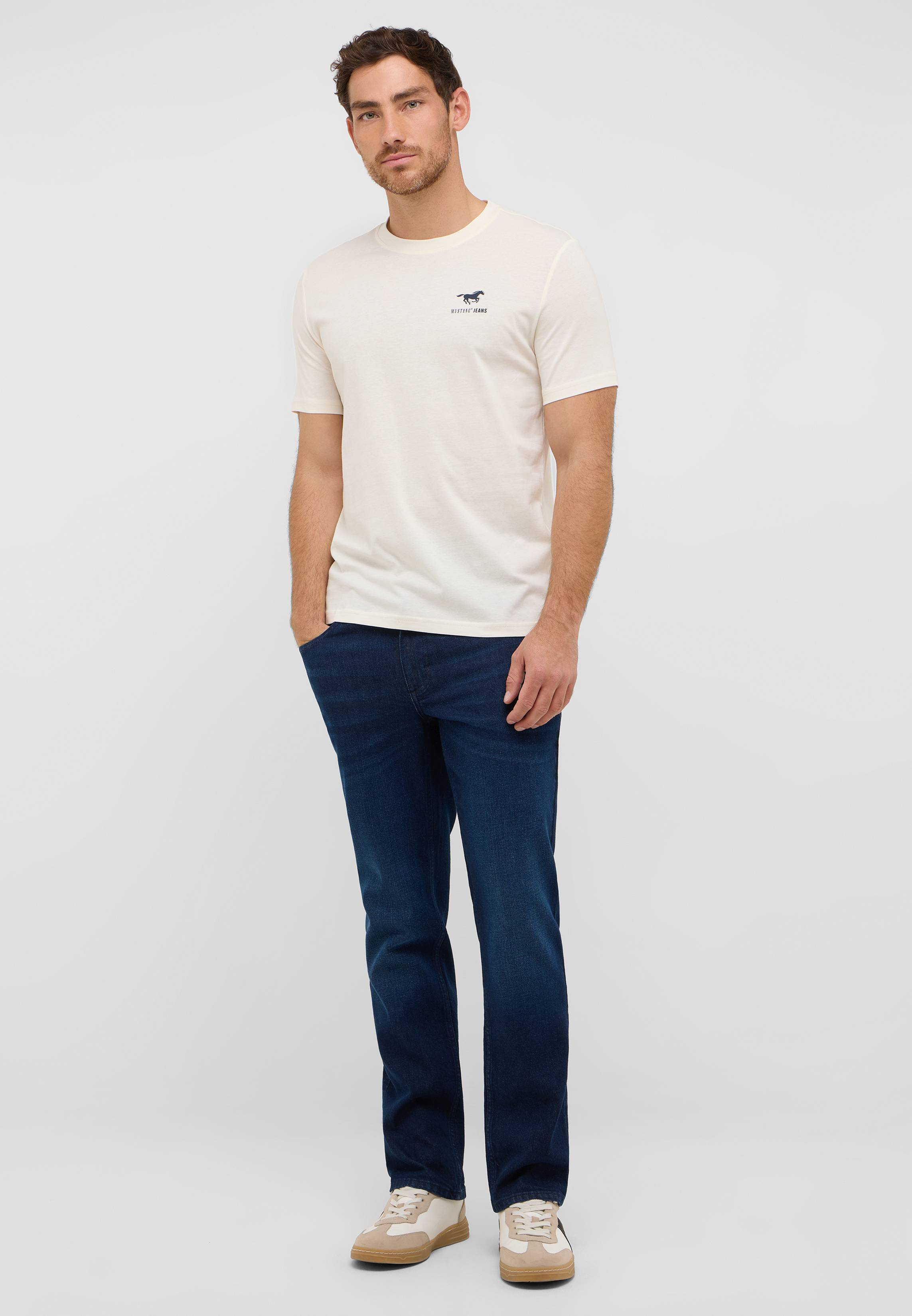 T-shirt, Hosen, Person, Stehend, Mann