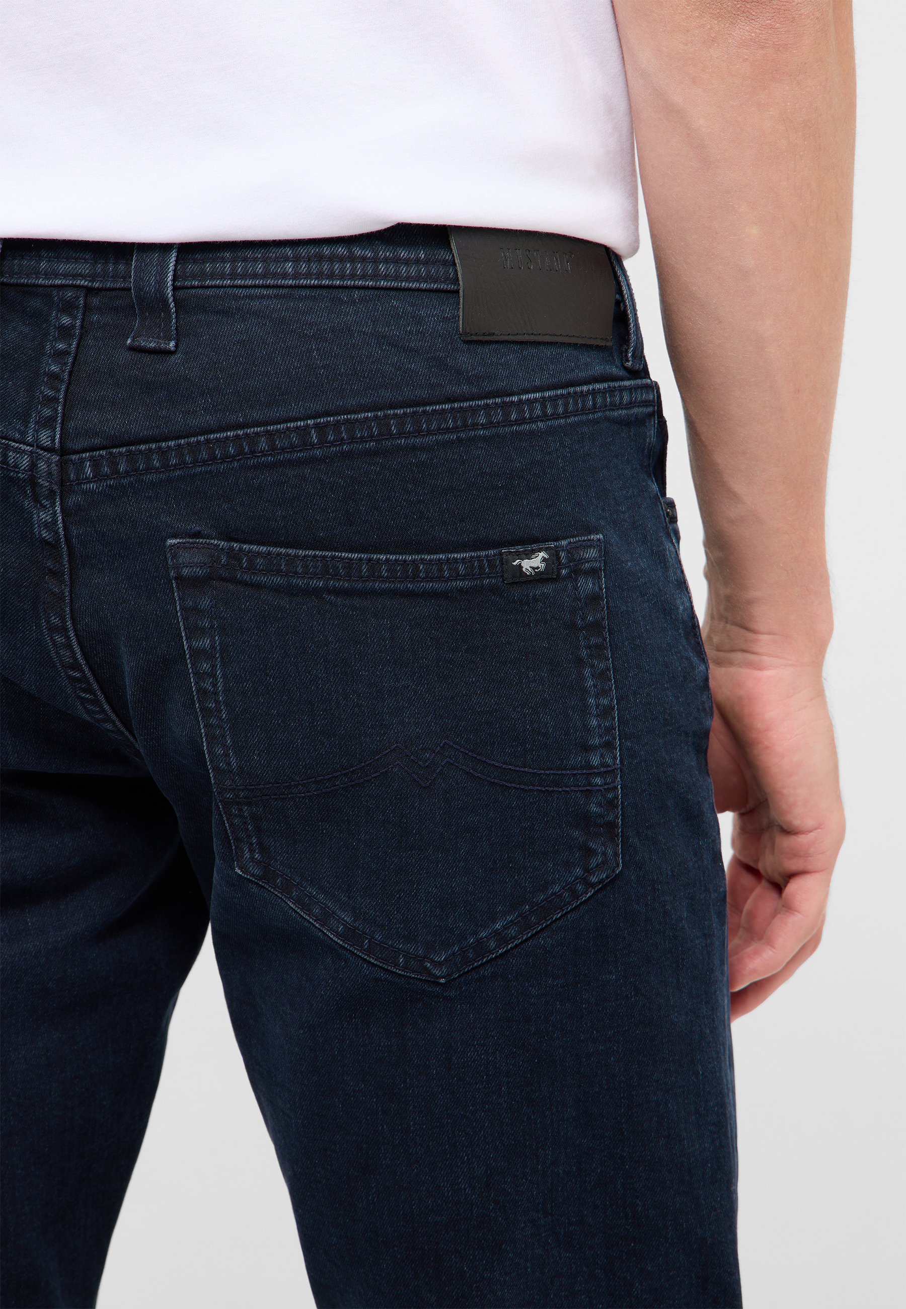 jeans, Denim, Hintertasche, dunkle Waschung, Slim Fit