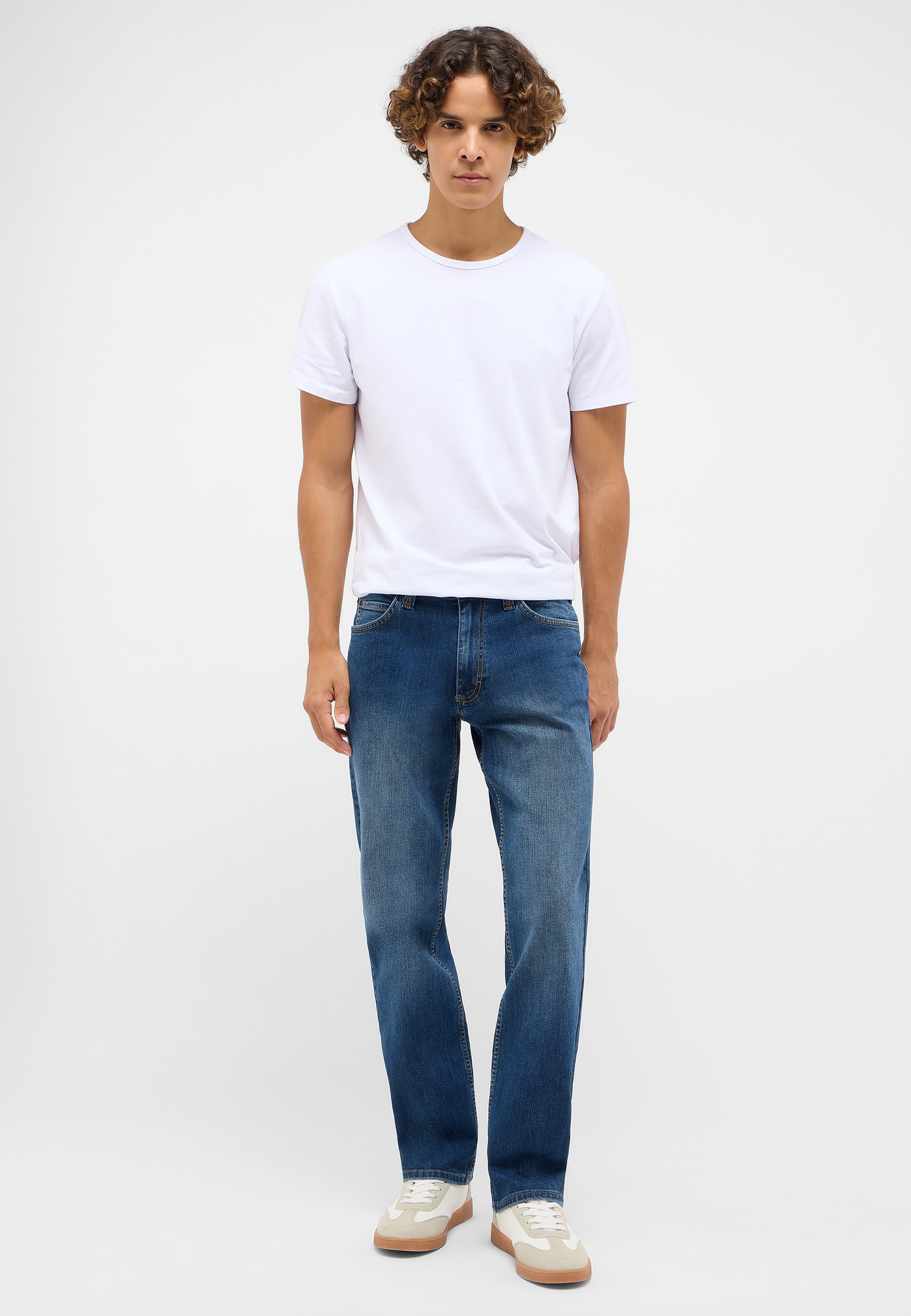 Hosen, Jeans, T-shirt, Person, Stehend
