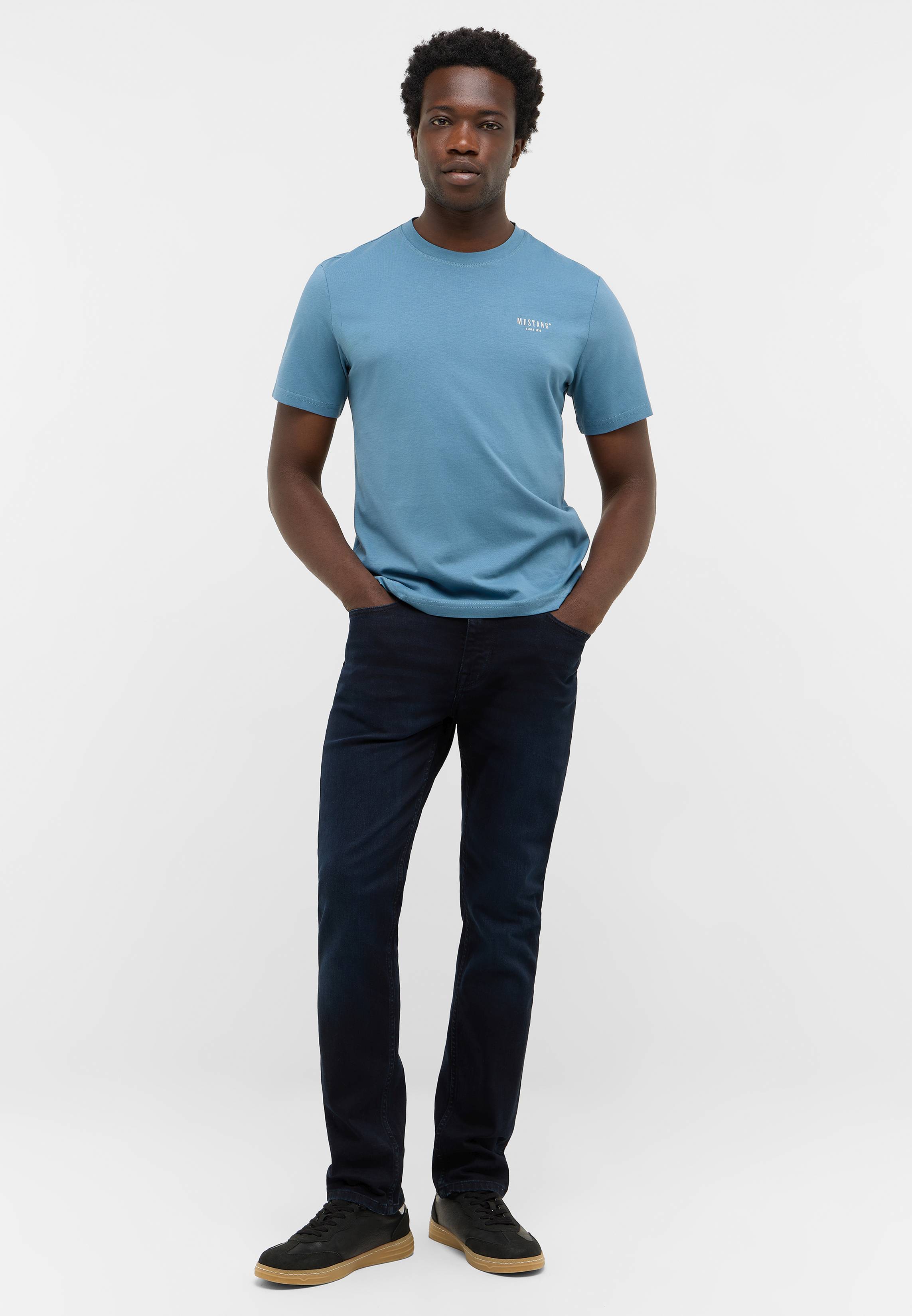 T-shirt, Person, Stehend, Hosen, Mann