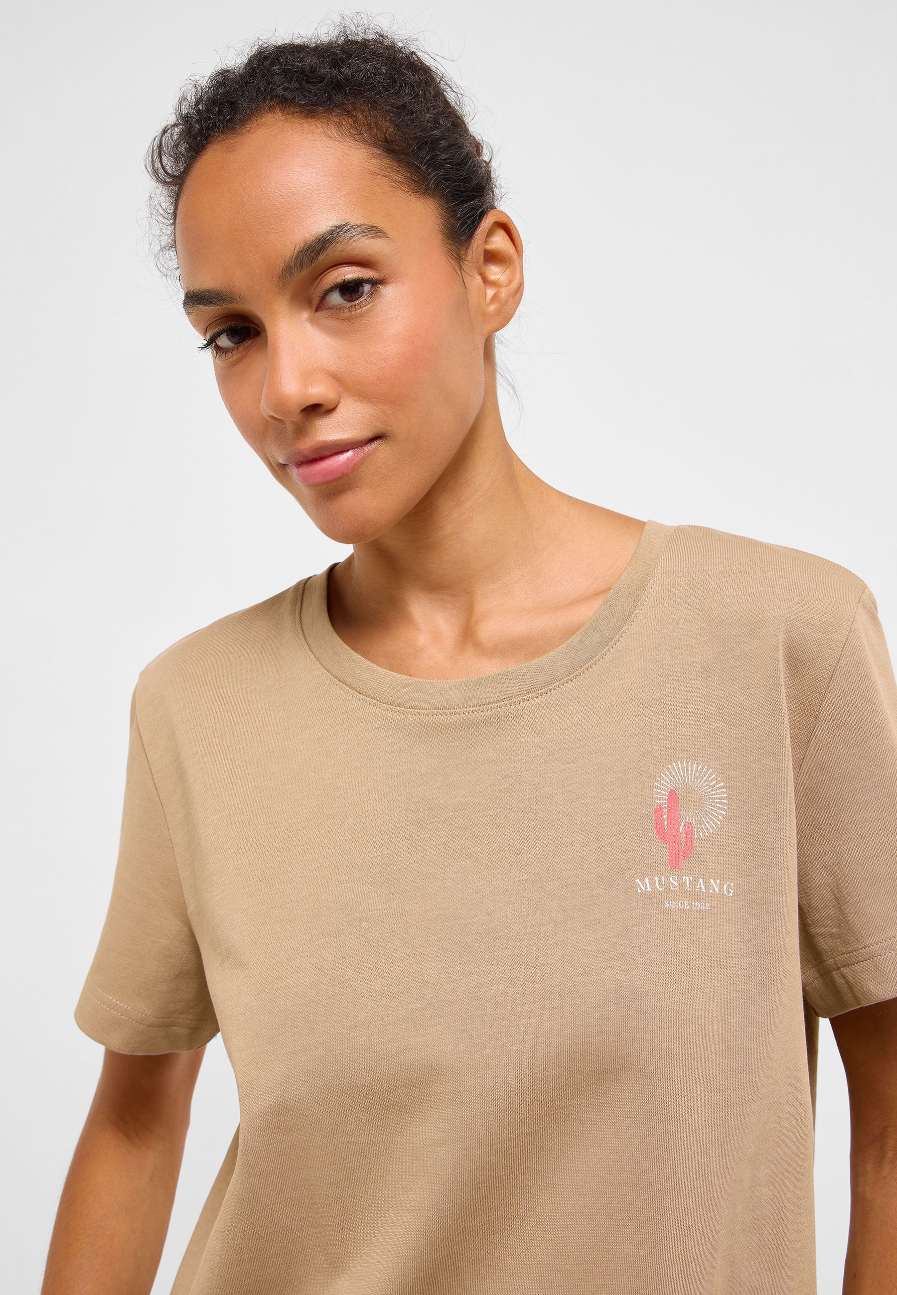 T-shirt, Gesicht, Kopf, Hals, Person