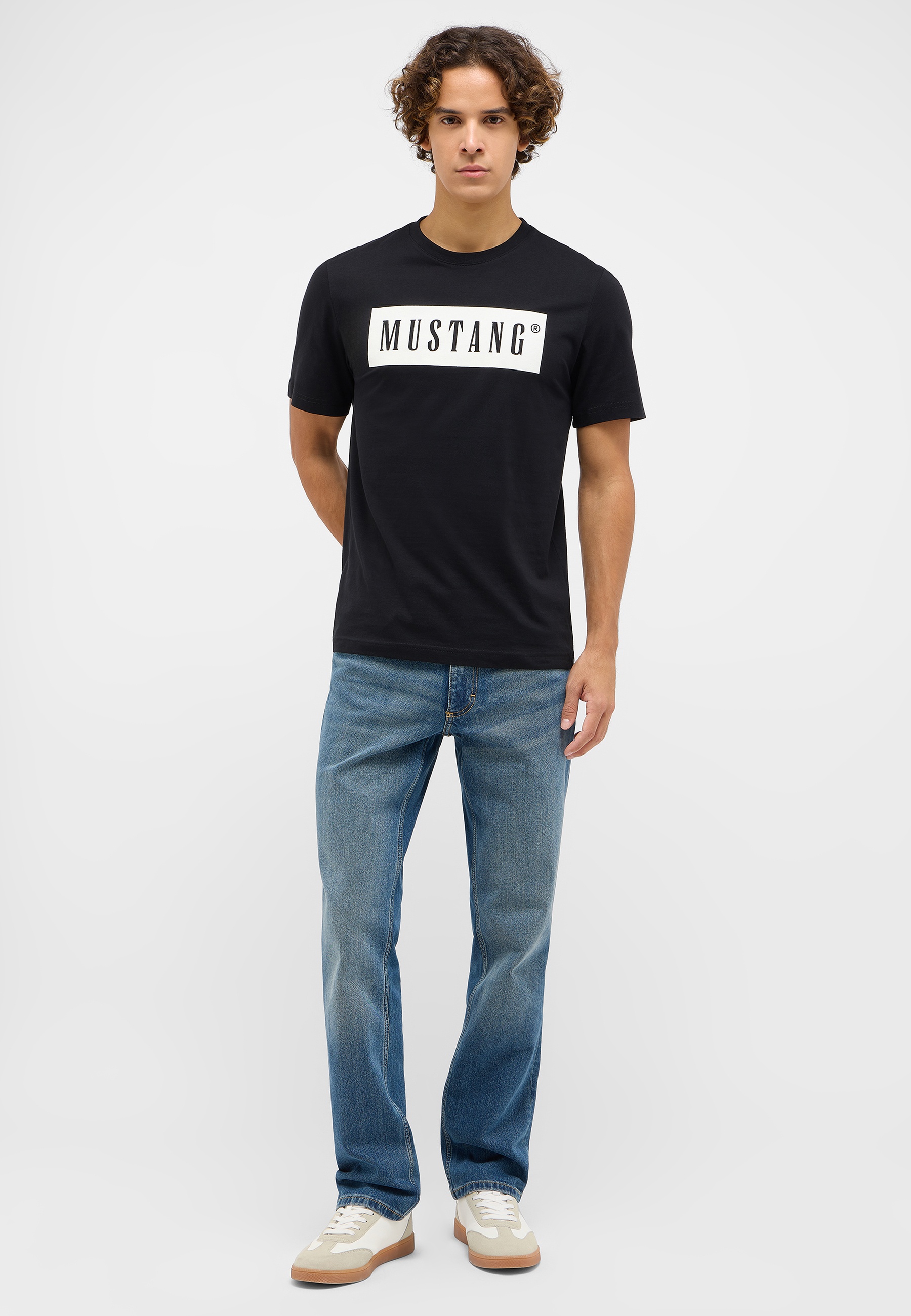 Bekleidung, T-shirt, Hosen, Person, Hemd