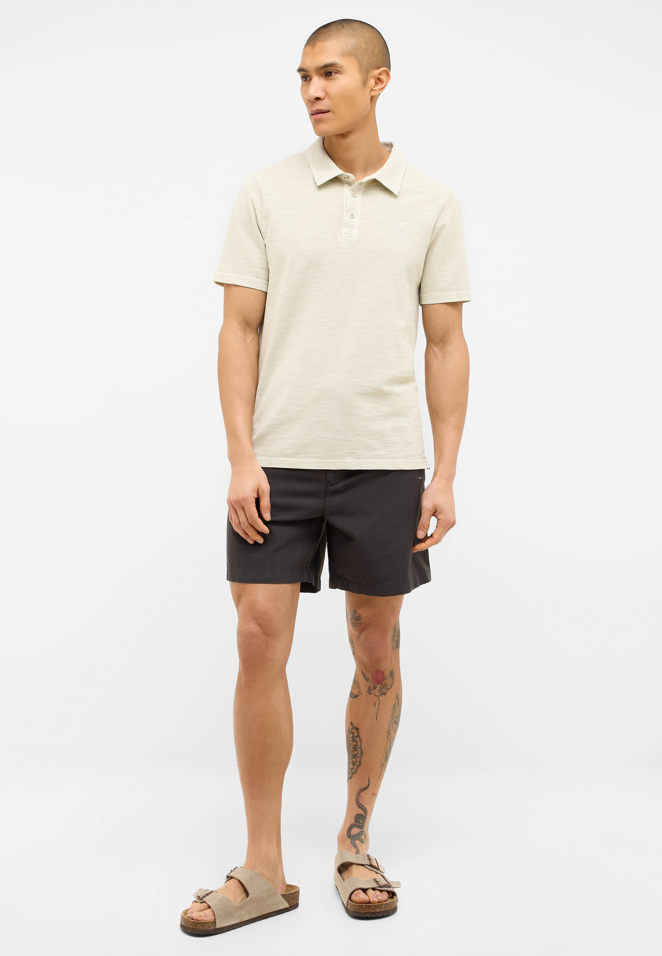 Bekleidung, Kurze Hosen, Sandale, T-shirt, Tätowierung