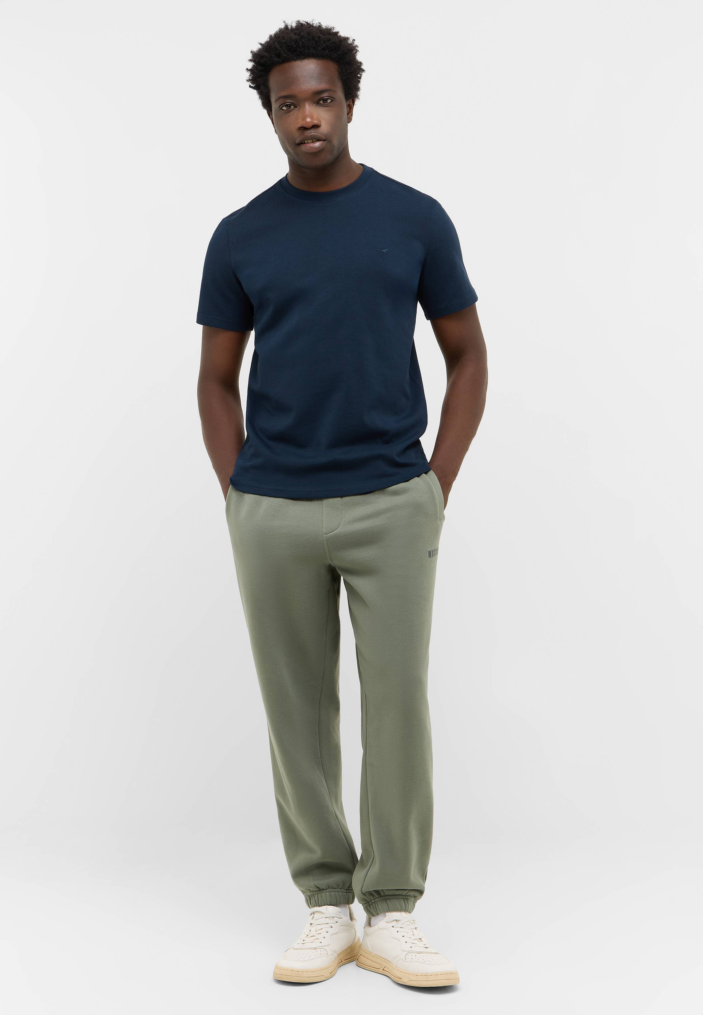 T-shirt, Hosen, Person, Stehend, Mann