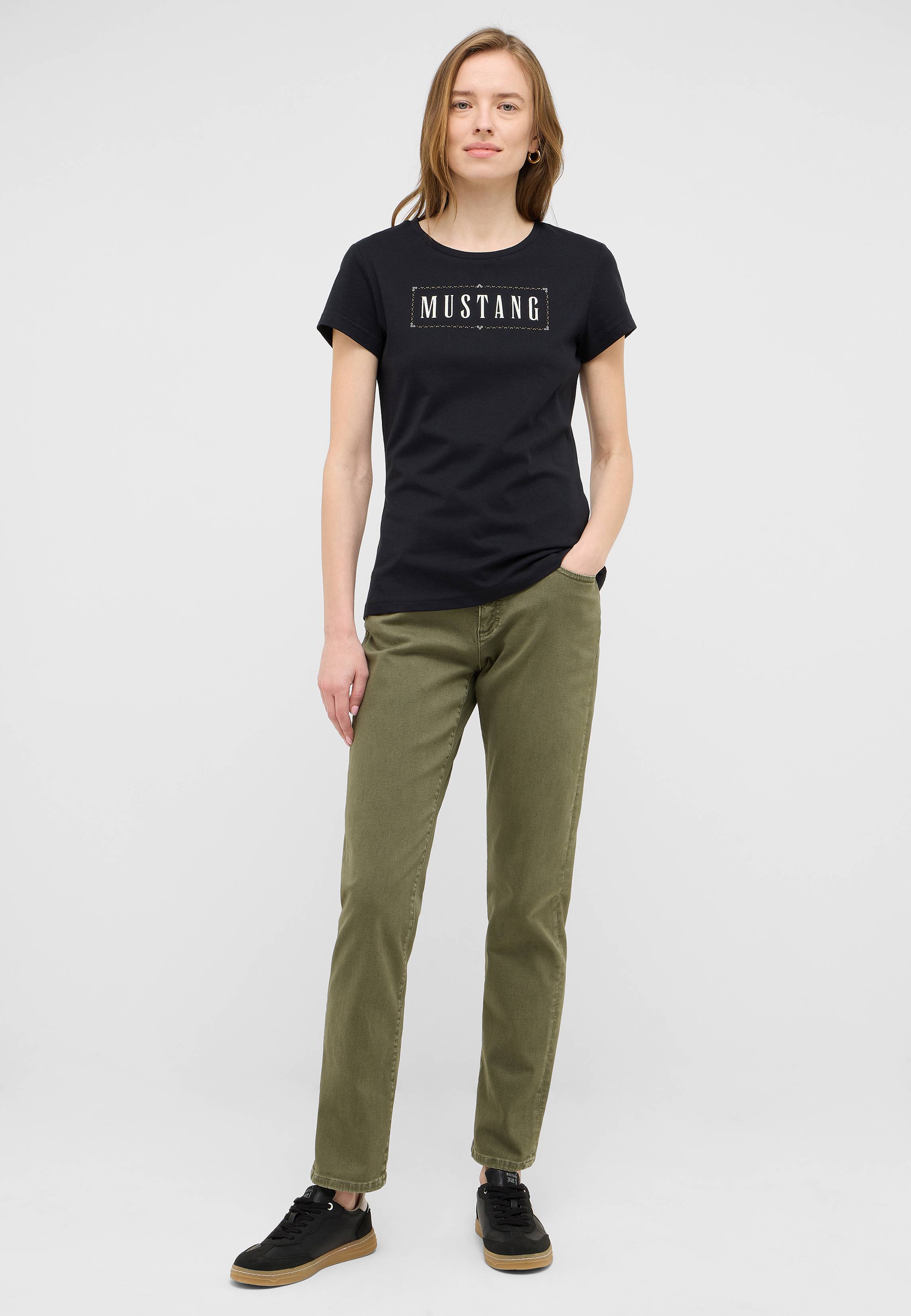 Bekleidung, T-shirt, Hosen, Person, Khaki