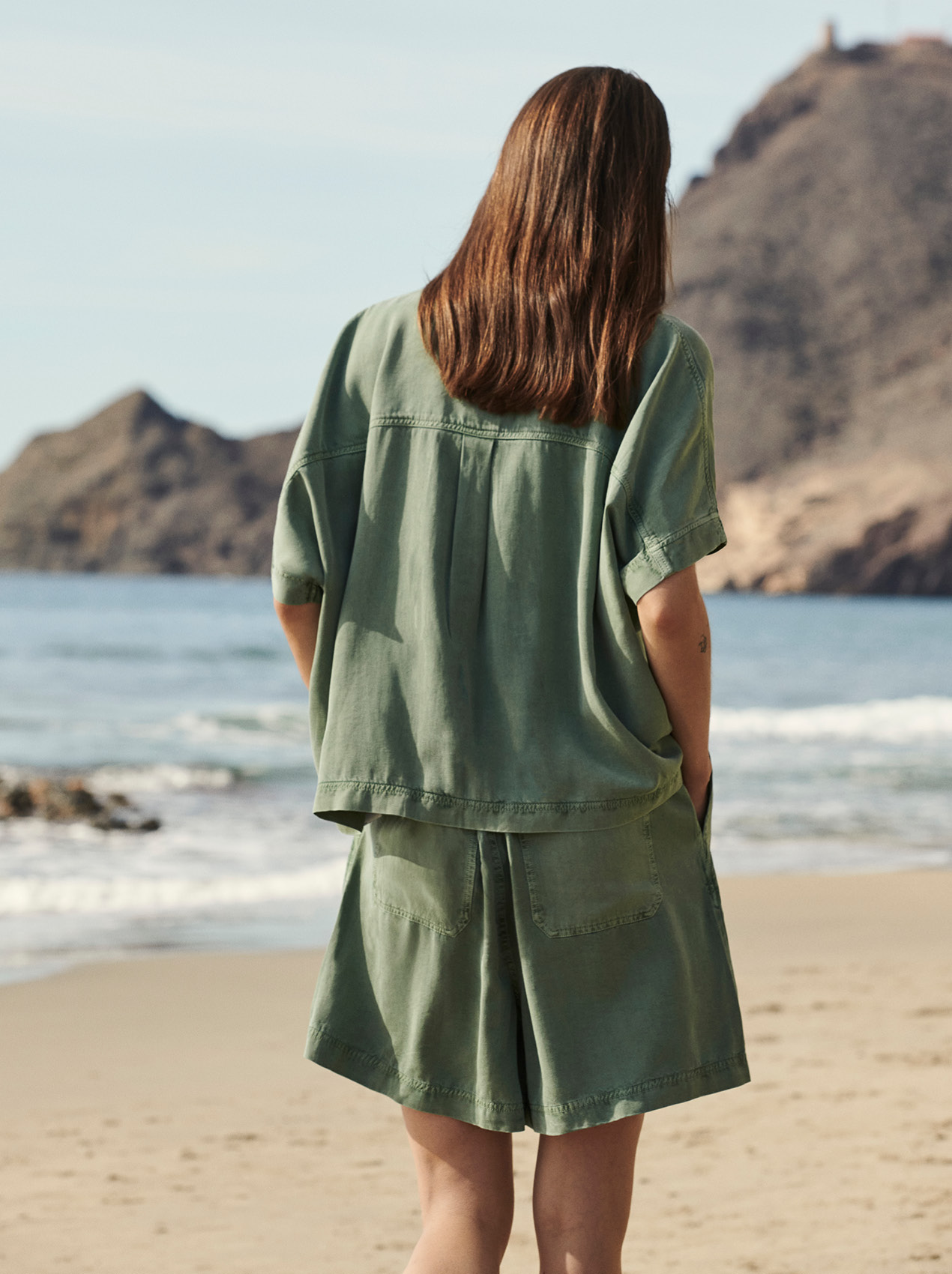 kurzjacke, shorts, grüner stoff, strandoutfit, sommermode