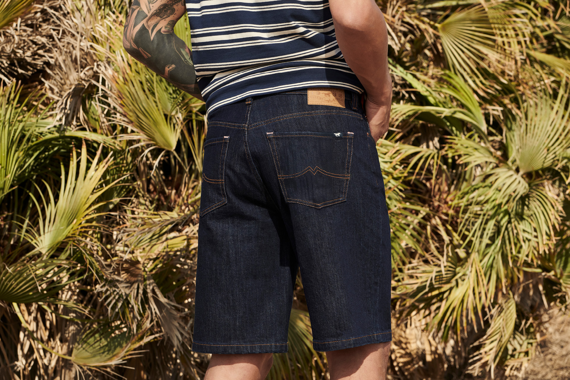 Jeansshorts, Denim, Hintere Taschen, Knie-lang?, Blaue Shorts