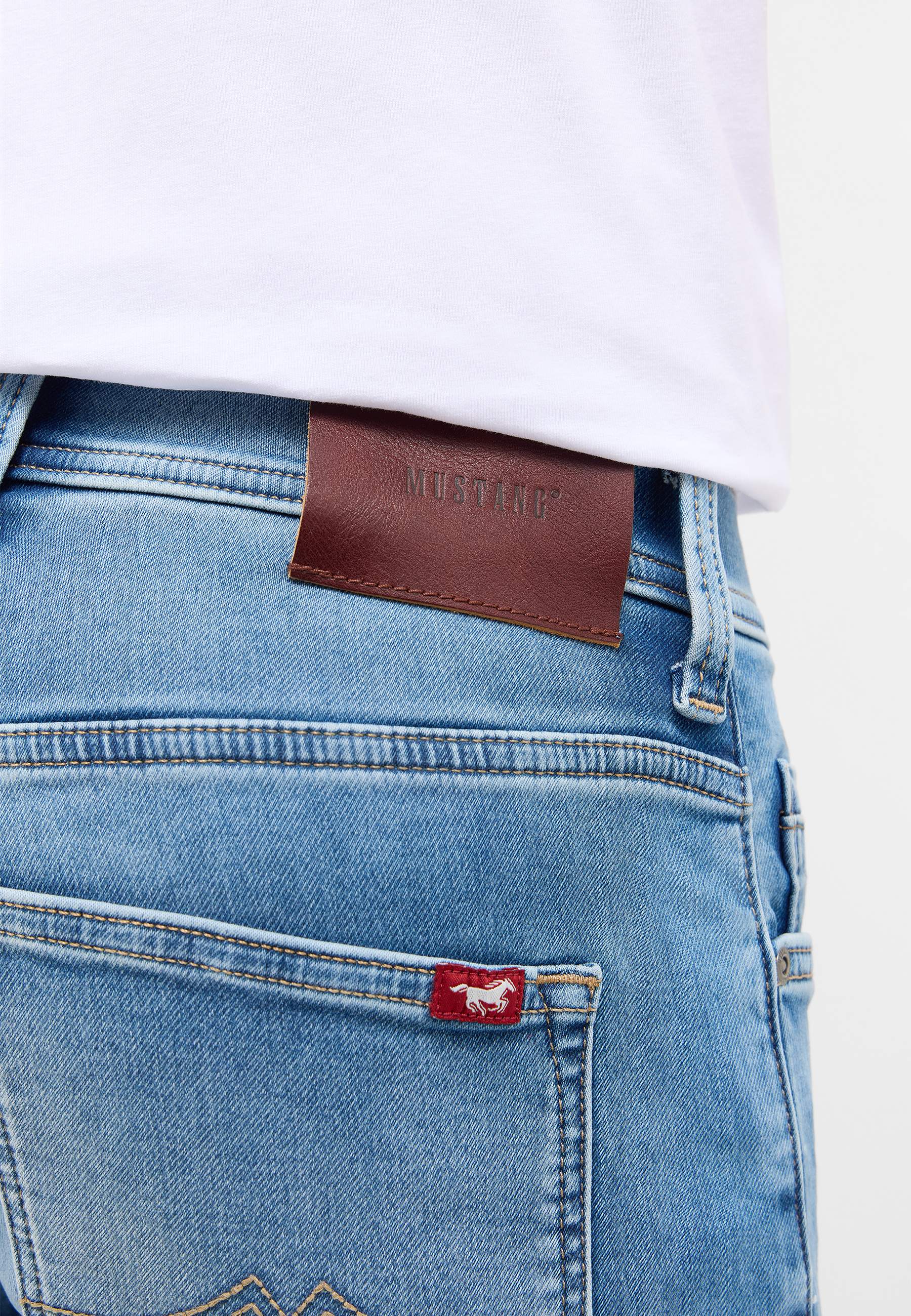 Jeans, Denim, Hosentasche, brauner Leder-Patch, rotes Logo-Label