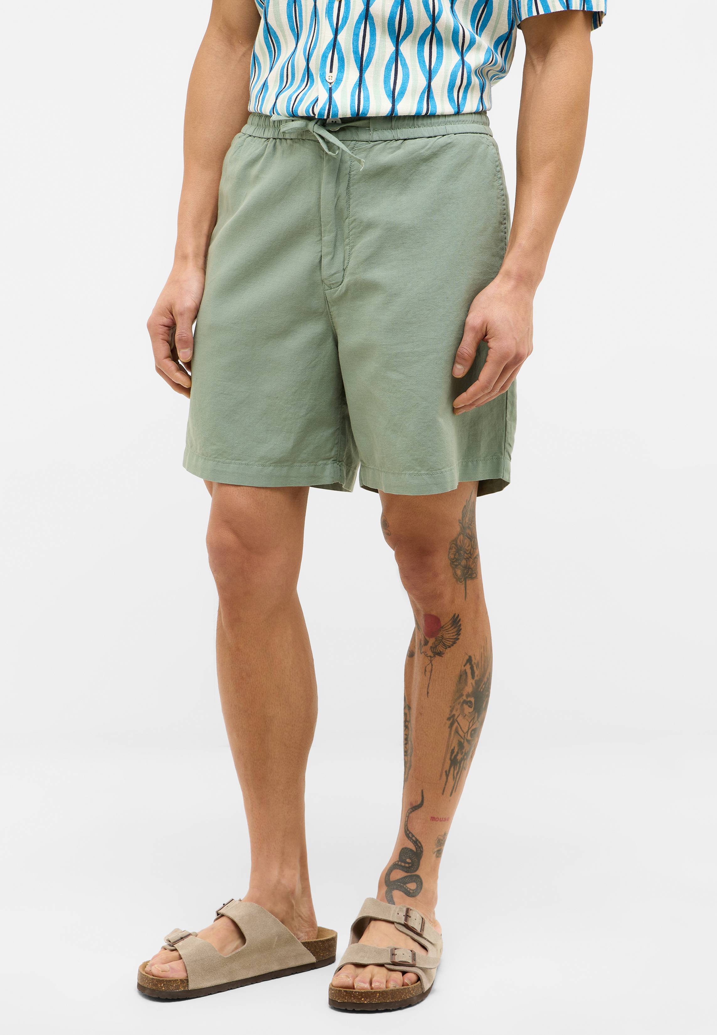 Bekleidung, Kurze Hosen, Schuhwerk, Sandale, Tätowierung