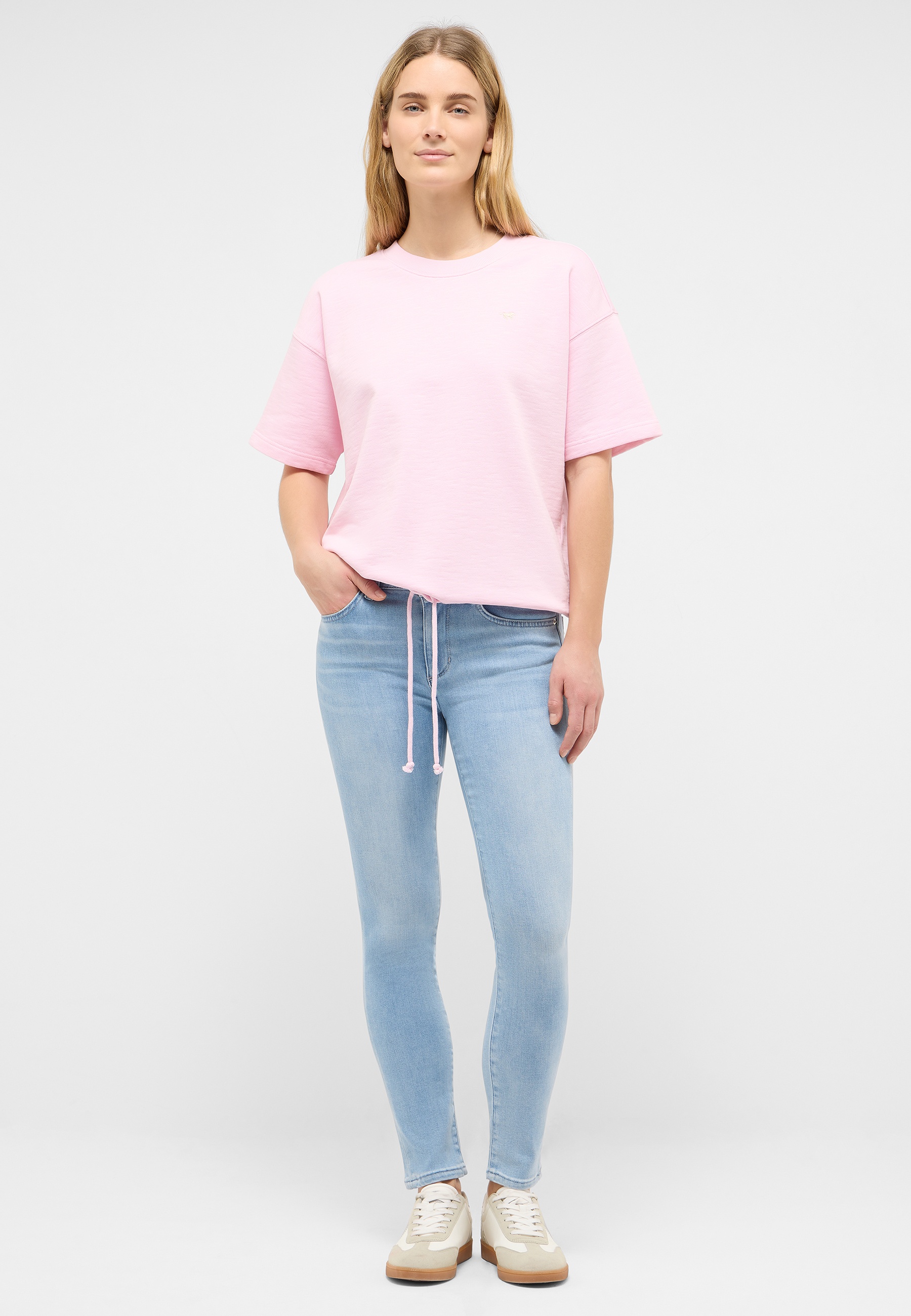 pinkes T-Shirt, lockere Passform, Kurzarm, Ziehband Jeans?, hellblau Jeans