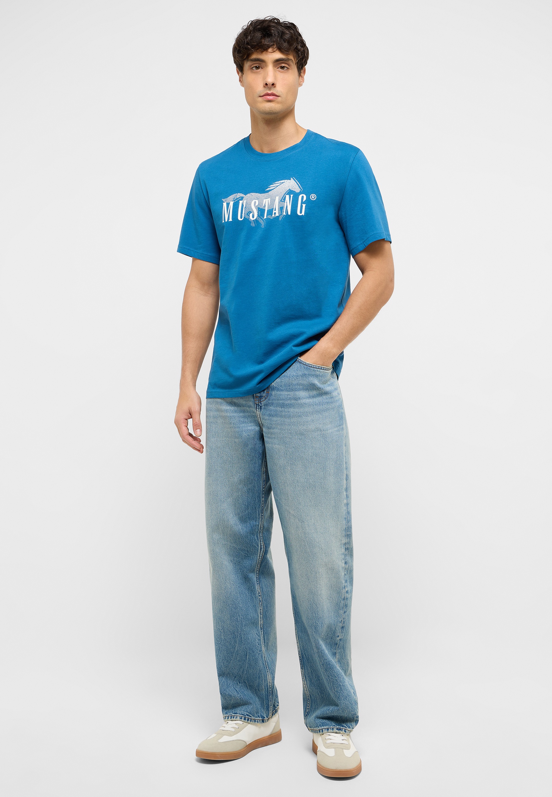 Hosen, T-shirt, Jeans, Person, Stehend