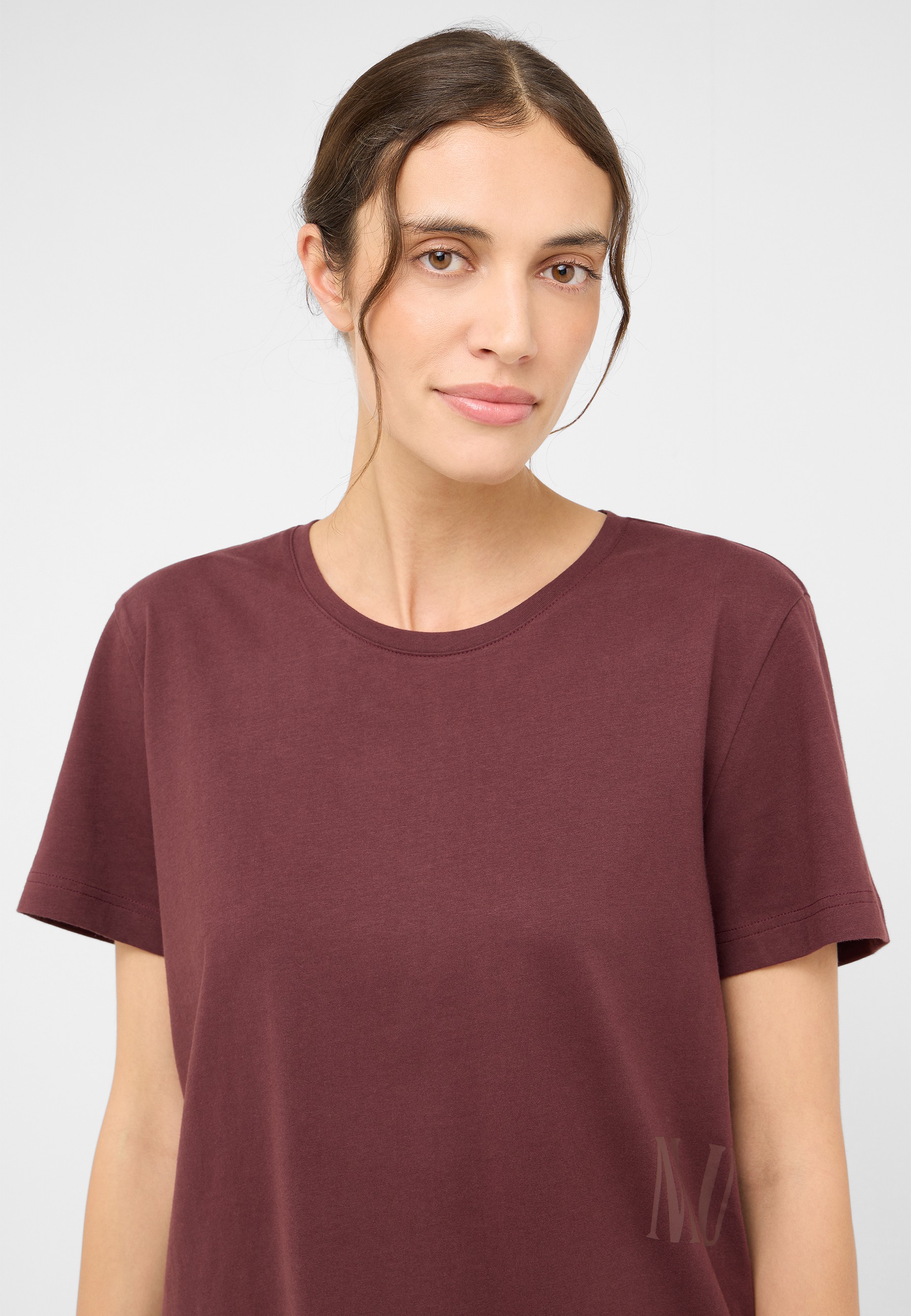 Bekleidung, T-shirt, Person, Hals, Ärmel