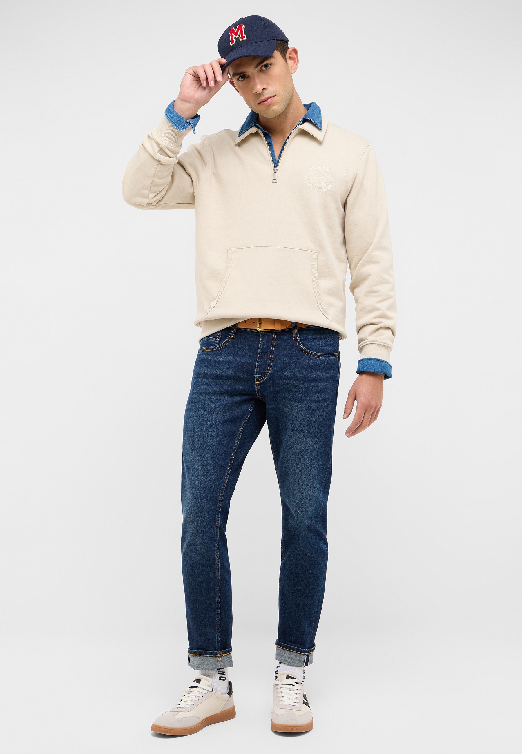 Jeans Style Oregon Slim Hosen, Baseball-Kappe, Mütze, Hemd, Person