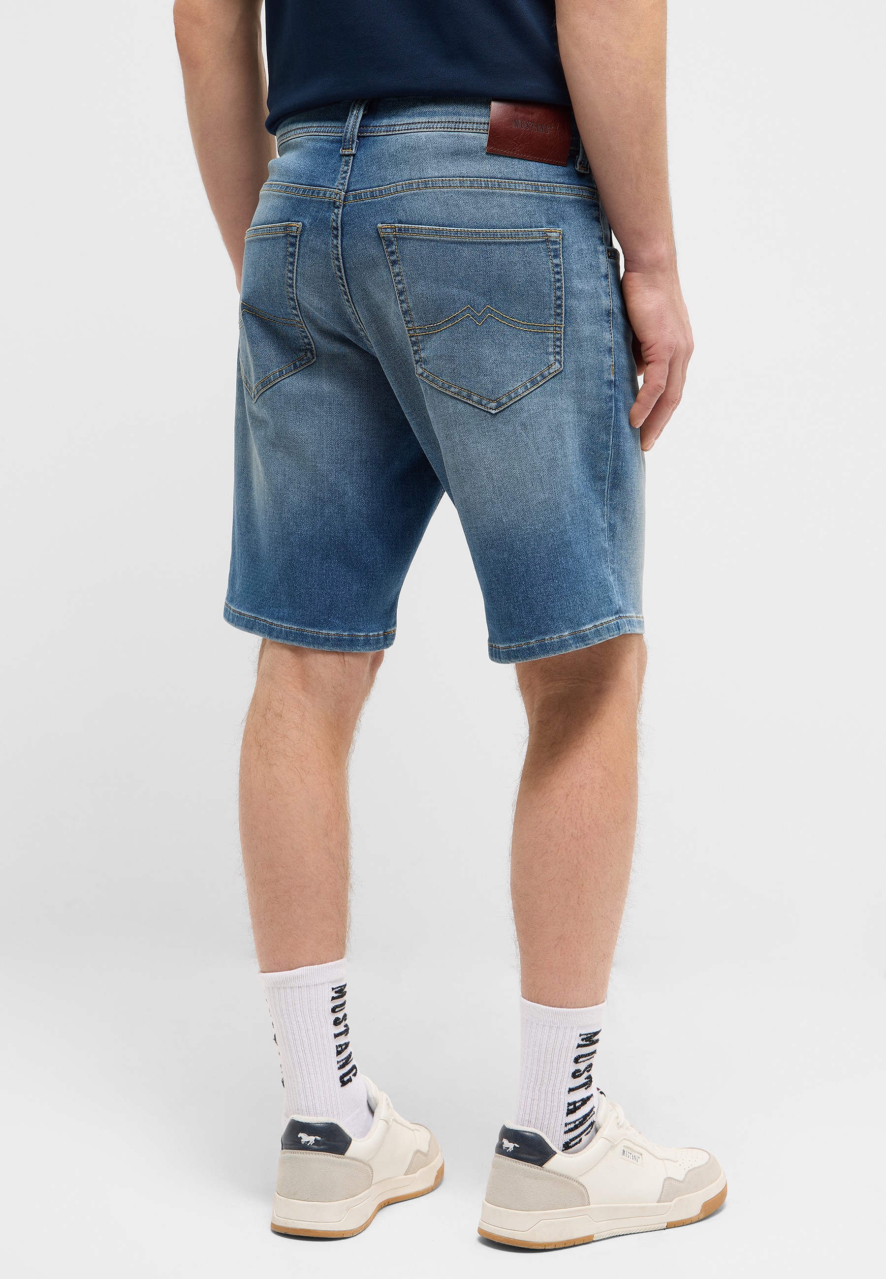 jeansshorts,  denim, back pockets, stitching detail, light wash