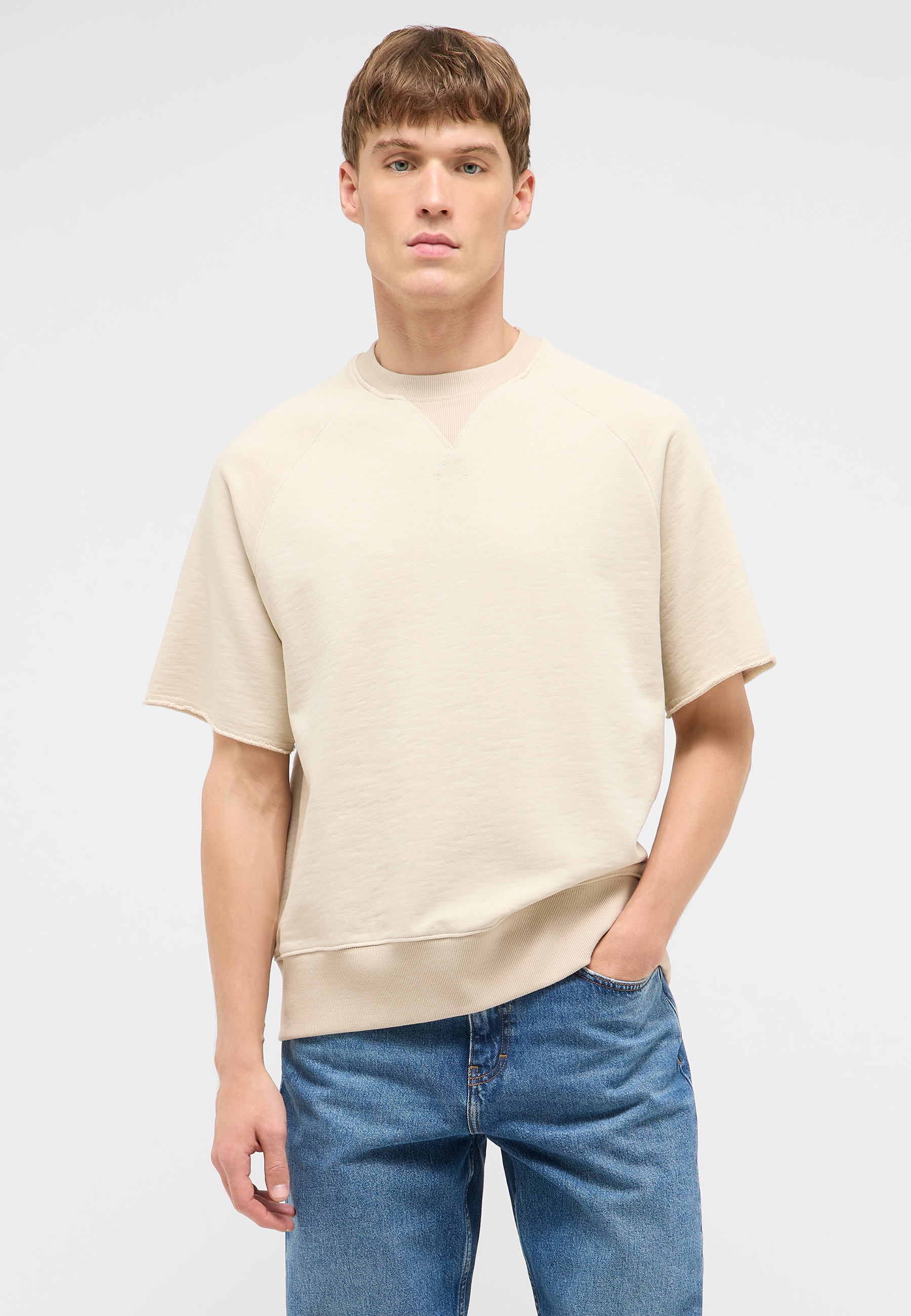 beige sweatshirt, kurzarm, Rundhals,  lockerer Schnitt, Jeans