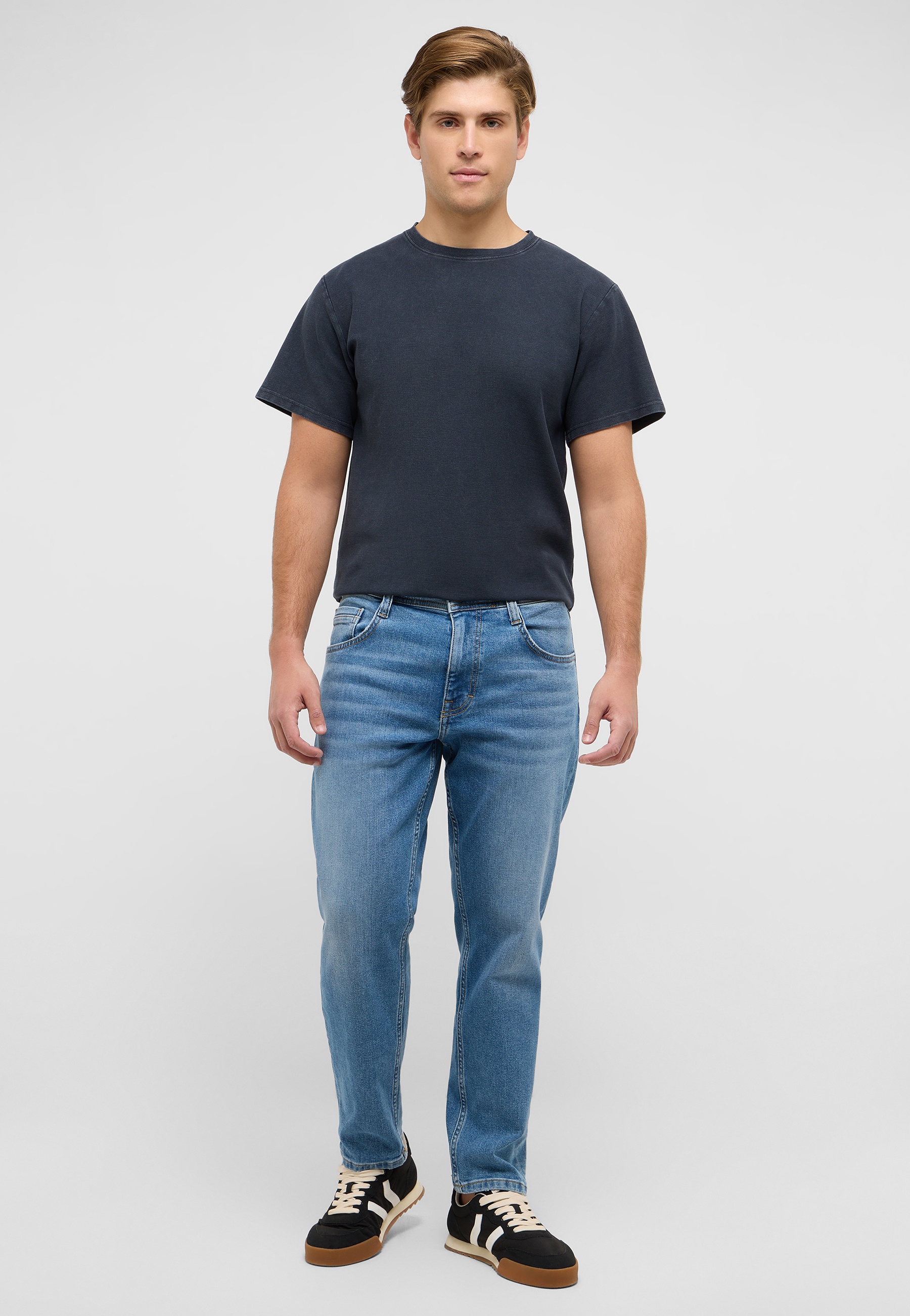 Hosen, T-shirt, Jeans, Person, Stehend