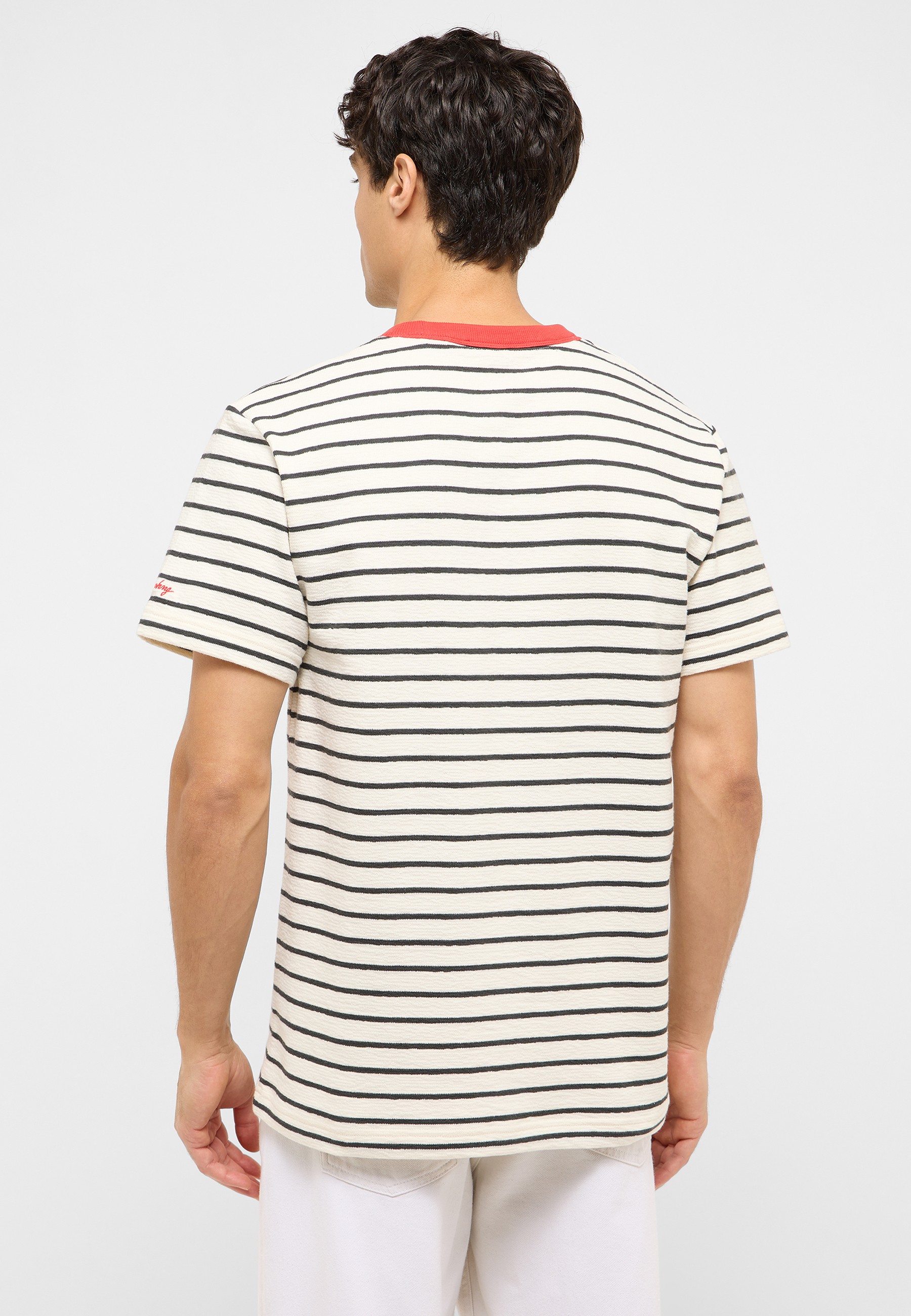 Bekleidung, T-shirt, Person, Ärmel, Hemd