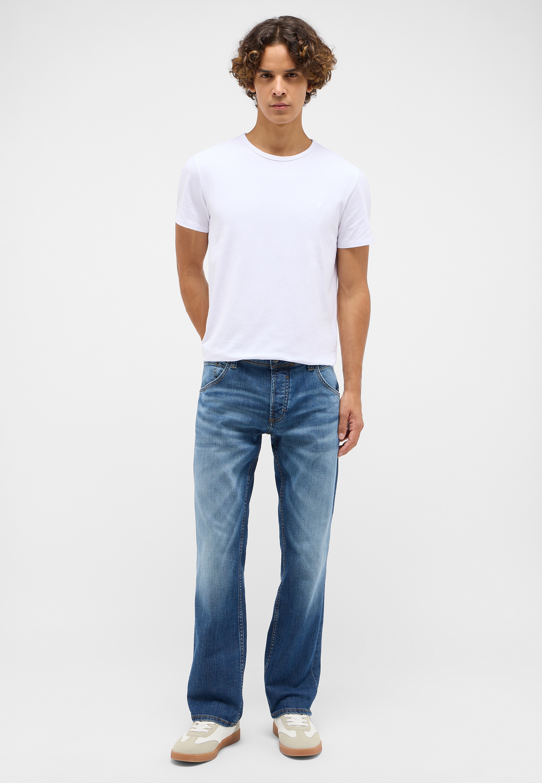 Hosen, Jeans, T-shirt, Person, Stehend