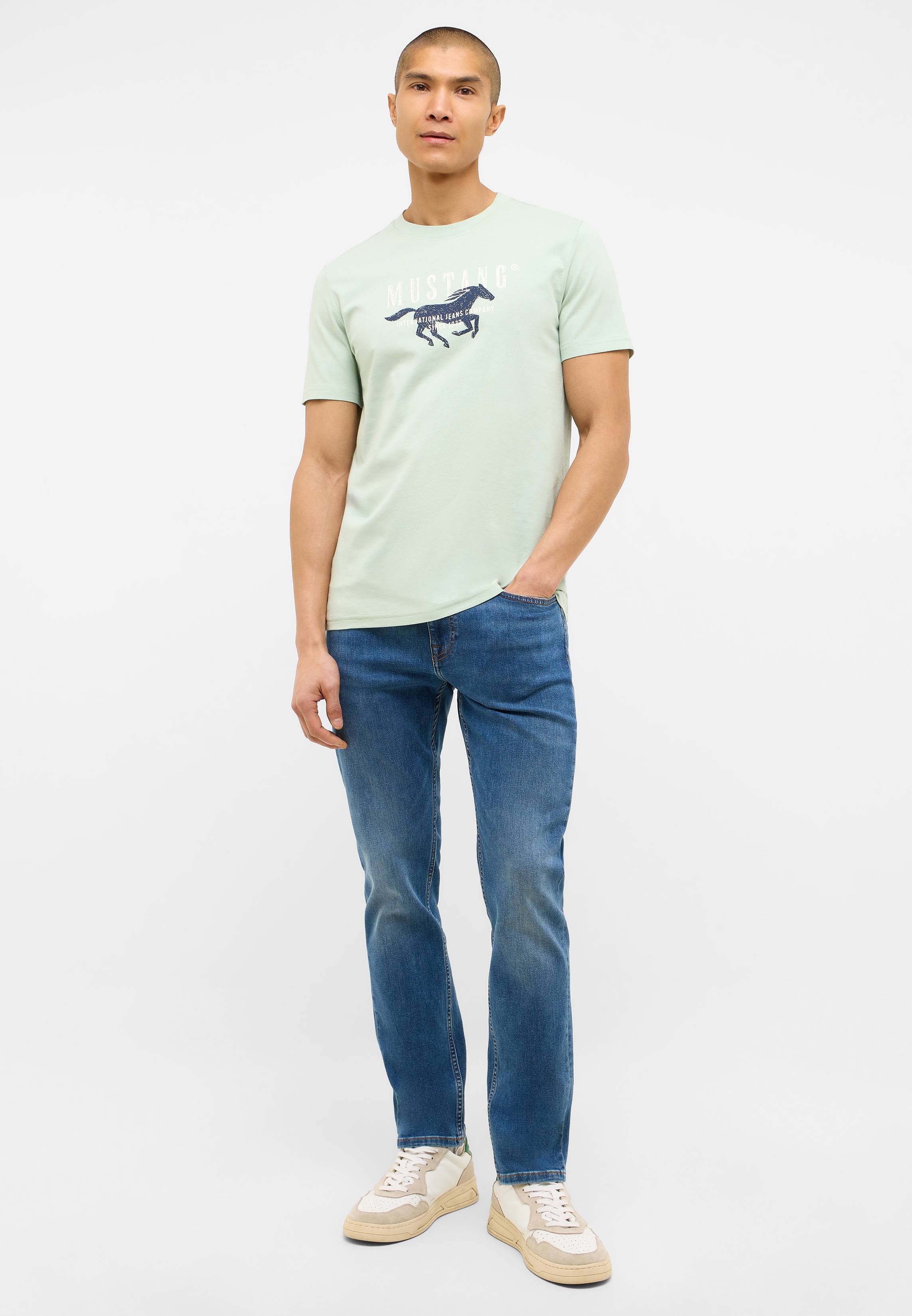 T-shirt, Hosen, Person, Stehend, Jeanshose