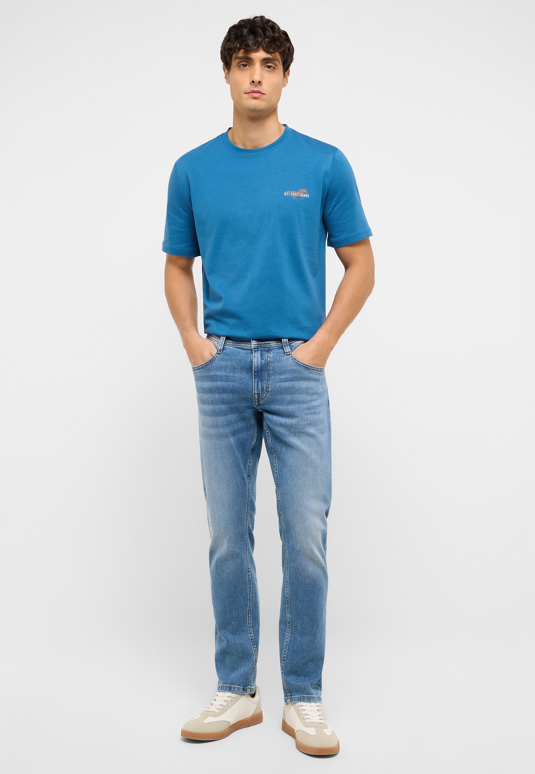 Hosen, T-shirt, Jeans, Person, Stehend