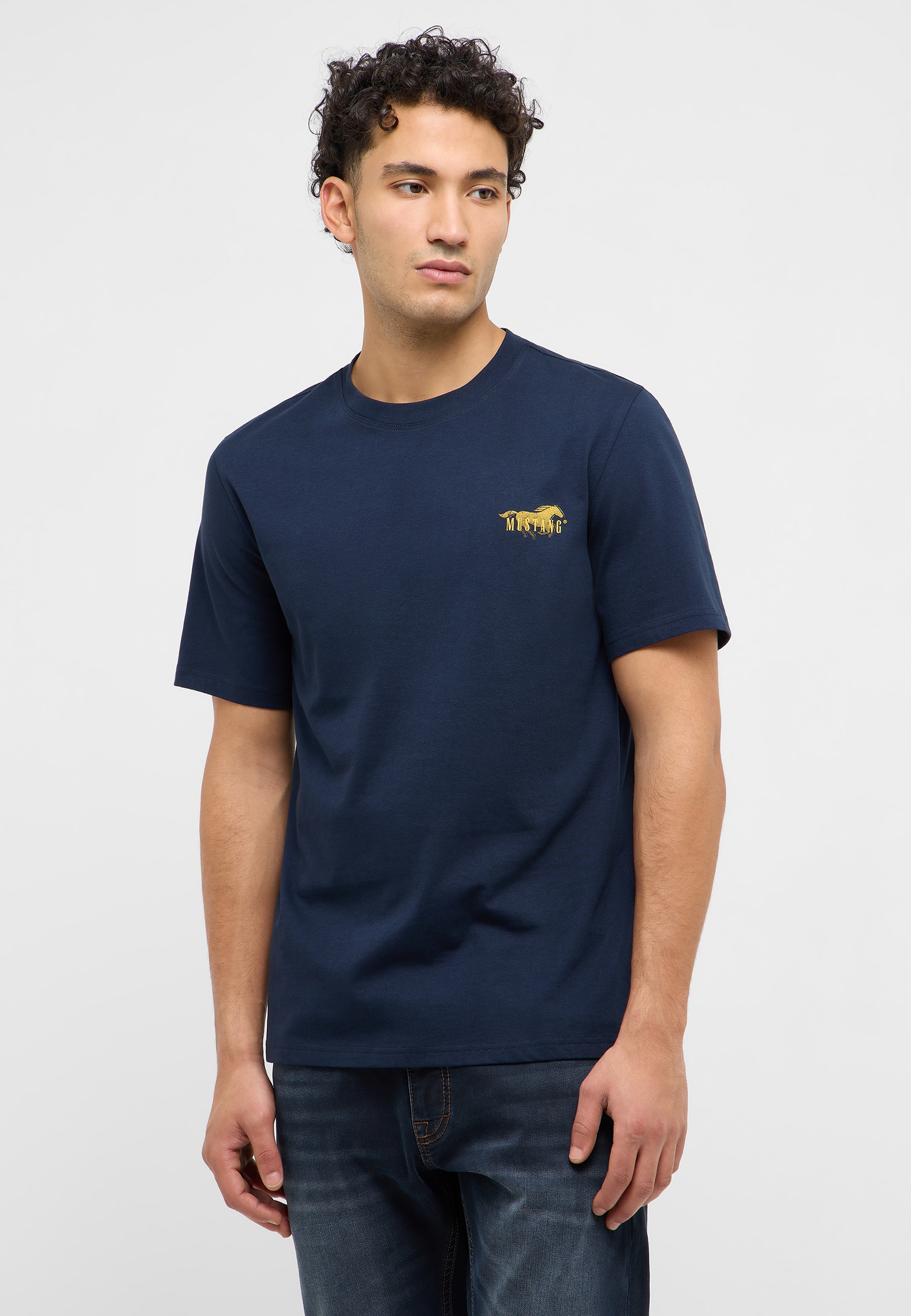 T-shirt, Jeans, Erwachsener, Mann, Person