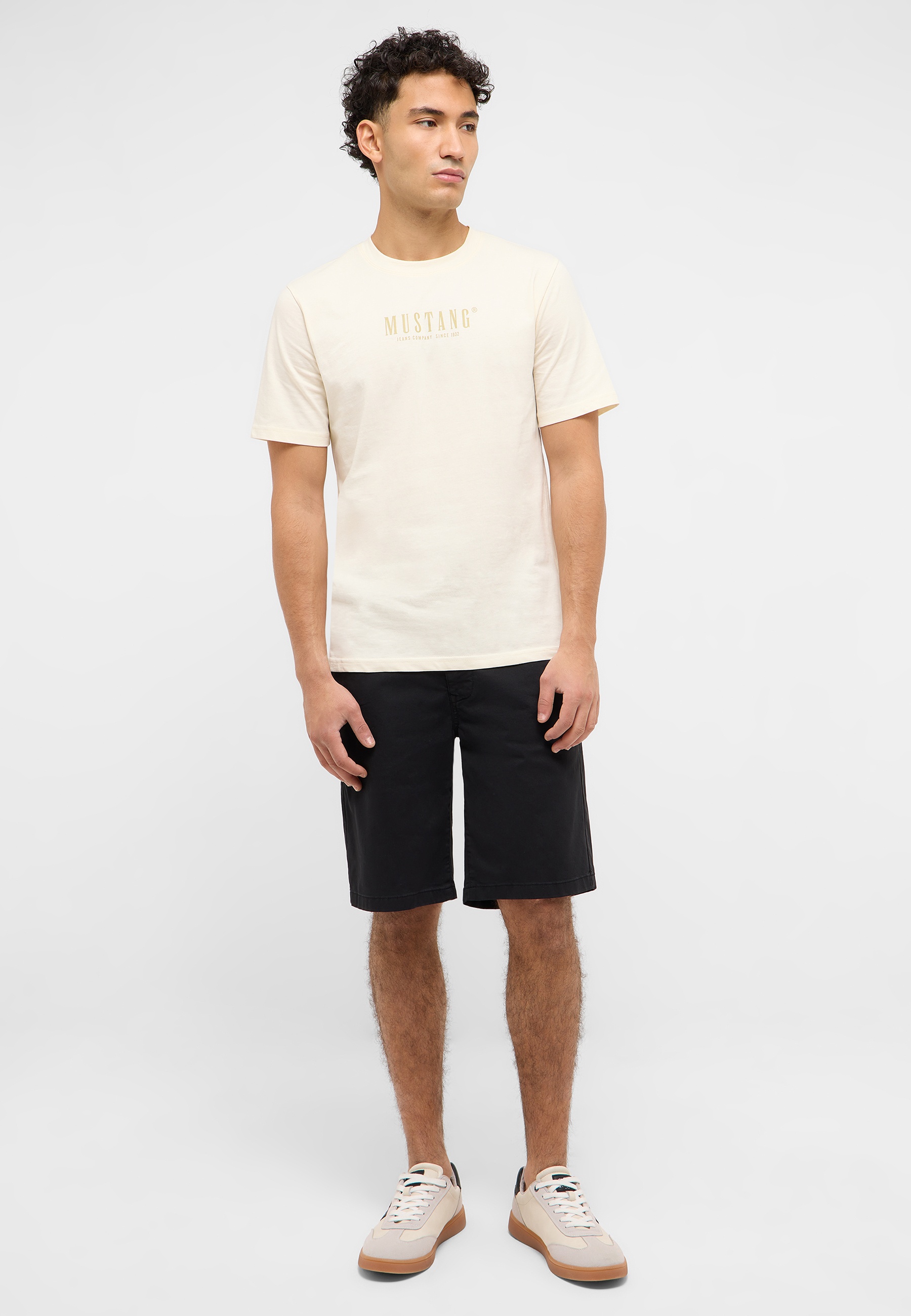 Bekleidung, Kurze Hosen, T-shirt, Person, Schuh