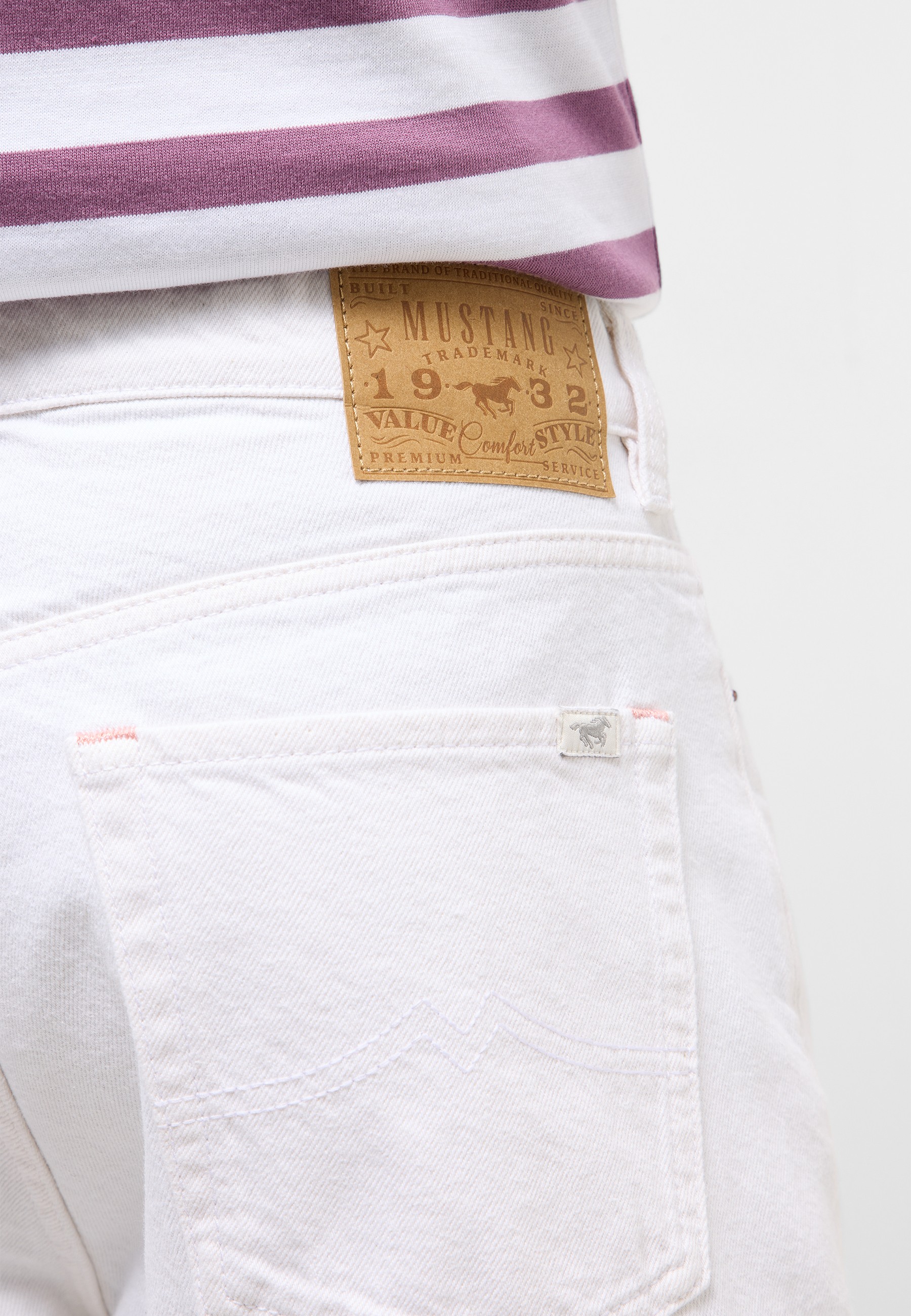 weiße jeans, Backentasche, Lederpatch, gestreiftes Shirt, freizeitkleidung