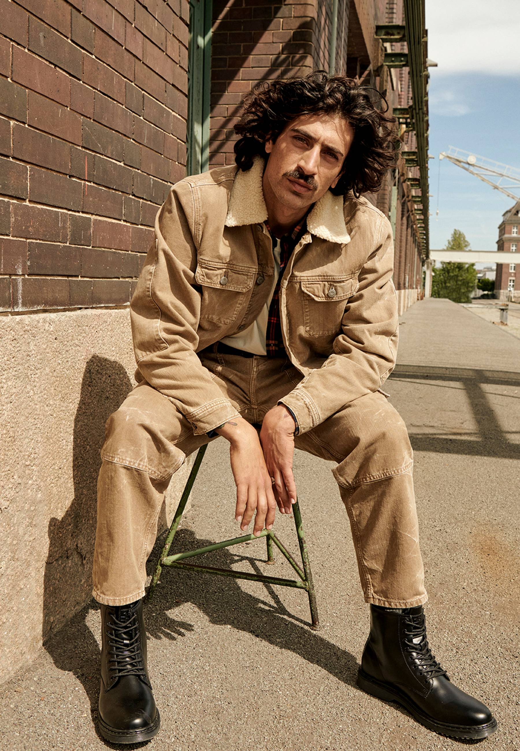 Person, Sitzend, Kleidung, Mantel, Jacke