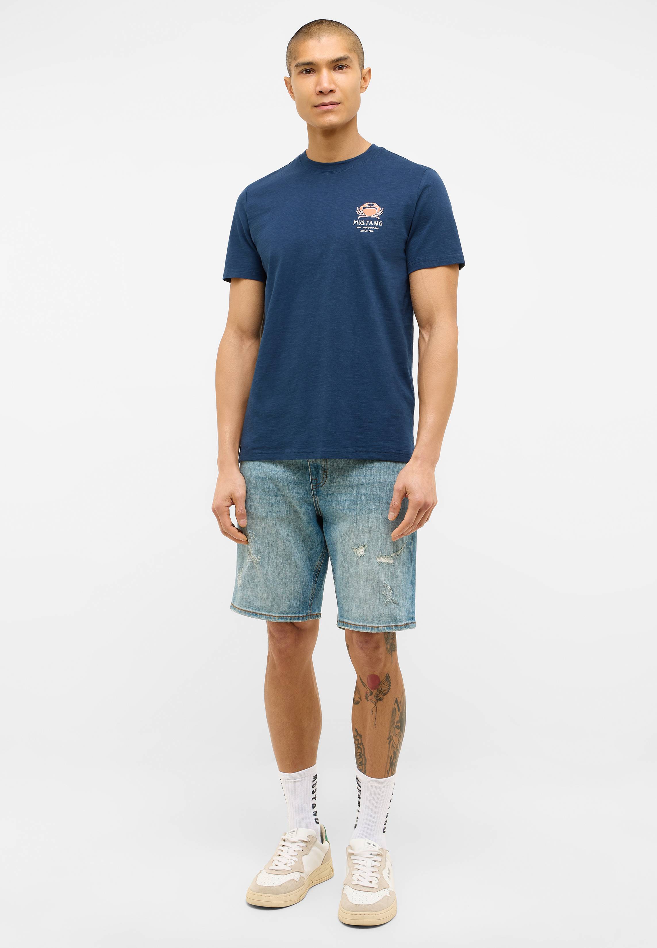 Bekleidung, Kurze Hosen, T-shirt, Person, Tätowierung