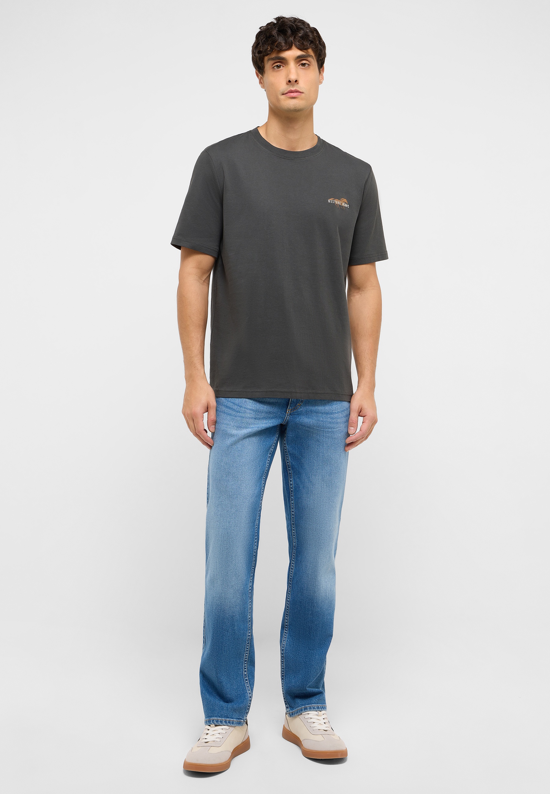 T-shirt, Hosen, Jeans, Person, Stehend