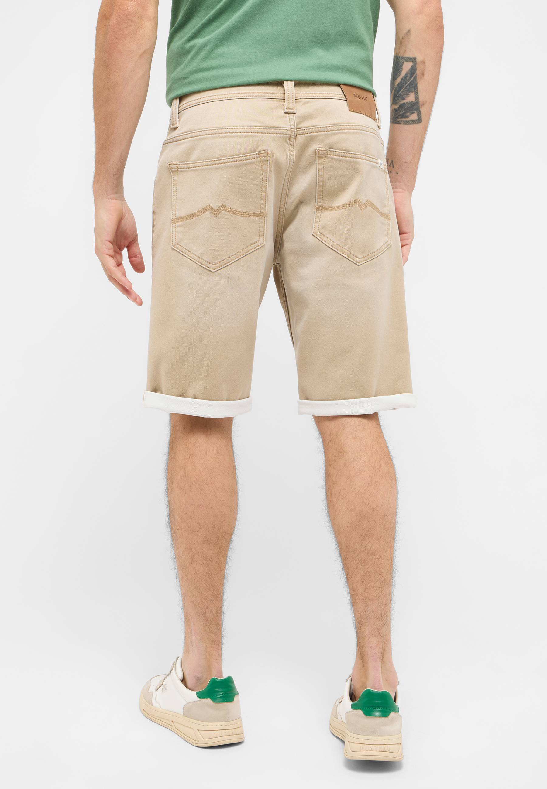 Bekleidung, Kurze Hosen, Khaki, Haut, Tätowierung