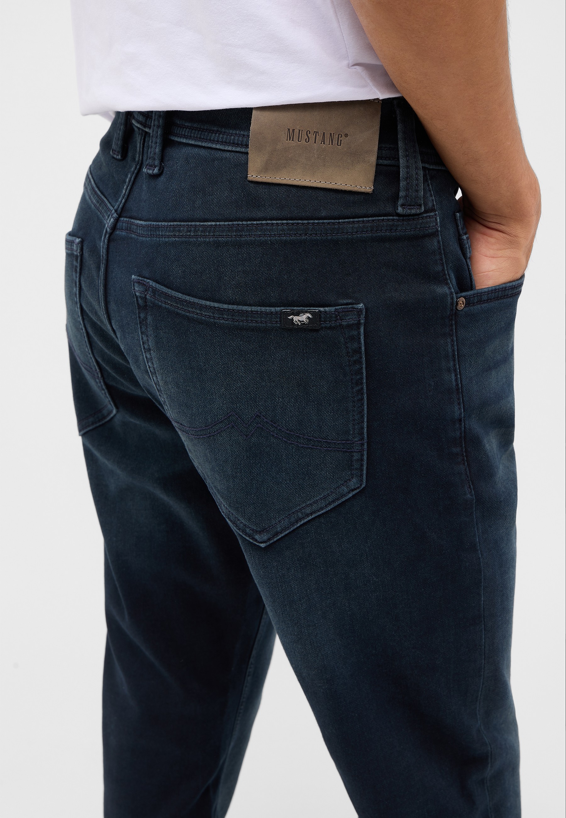 Jeans, Gesäßtasche, Dunkelwasch, Lederetikett, Markenetikett auf Tasche