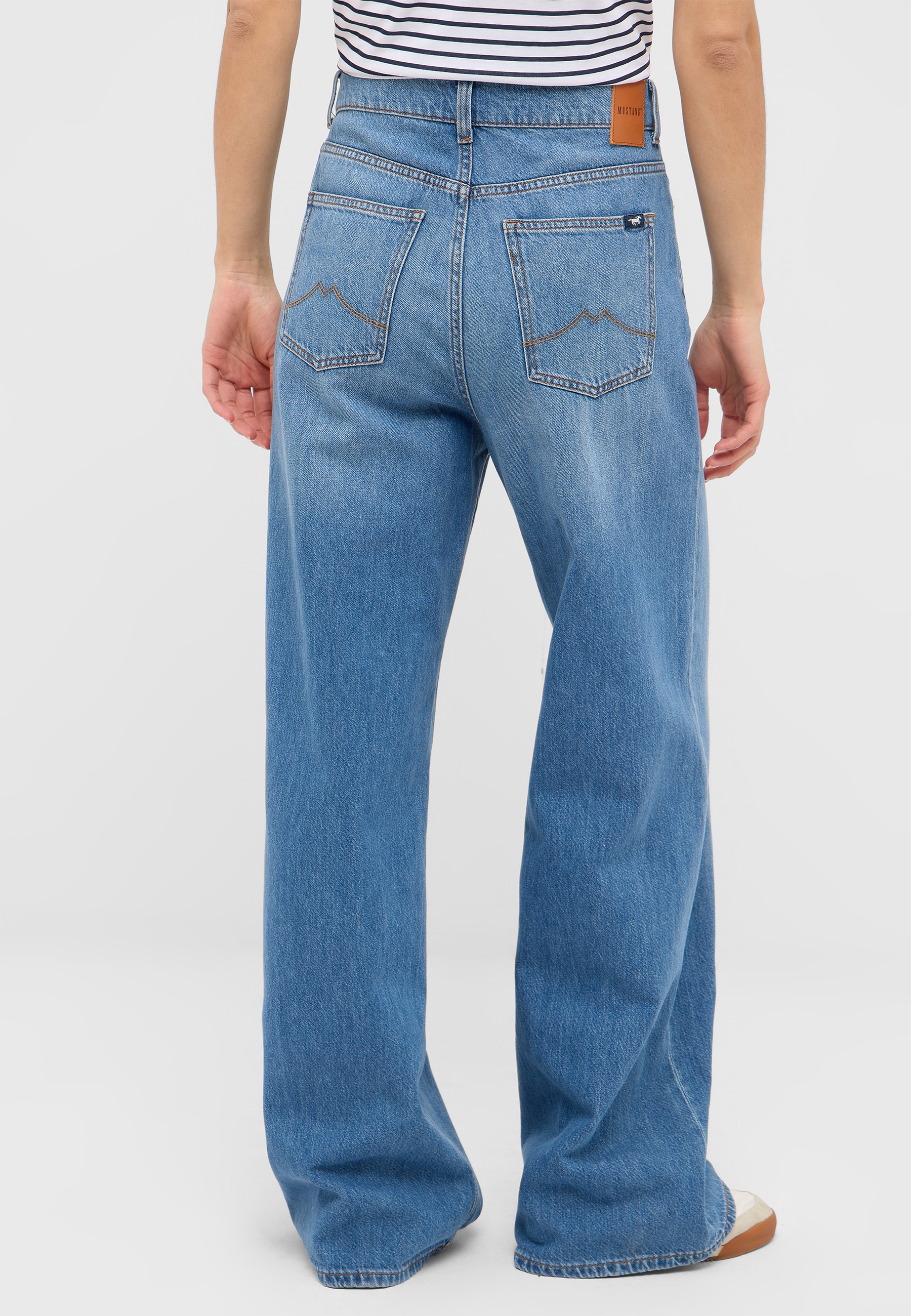 jeans, blaue jeans, rückansicht, weite passform, fünf taschen