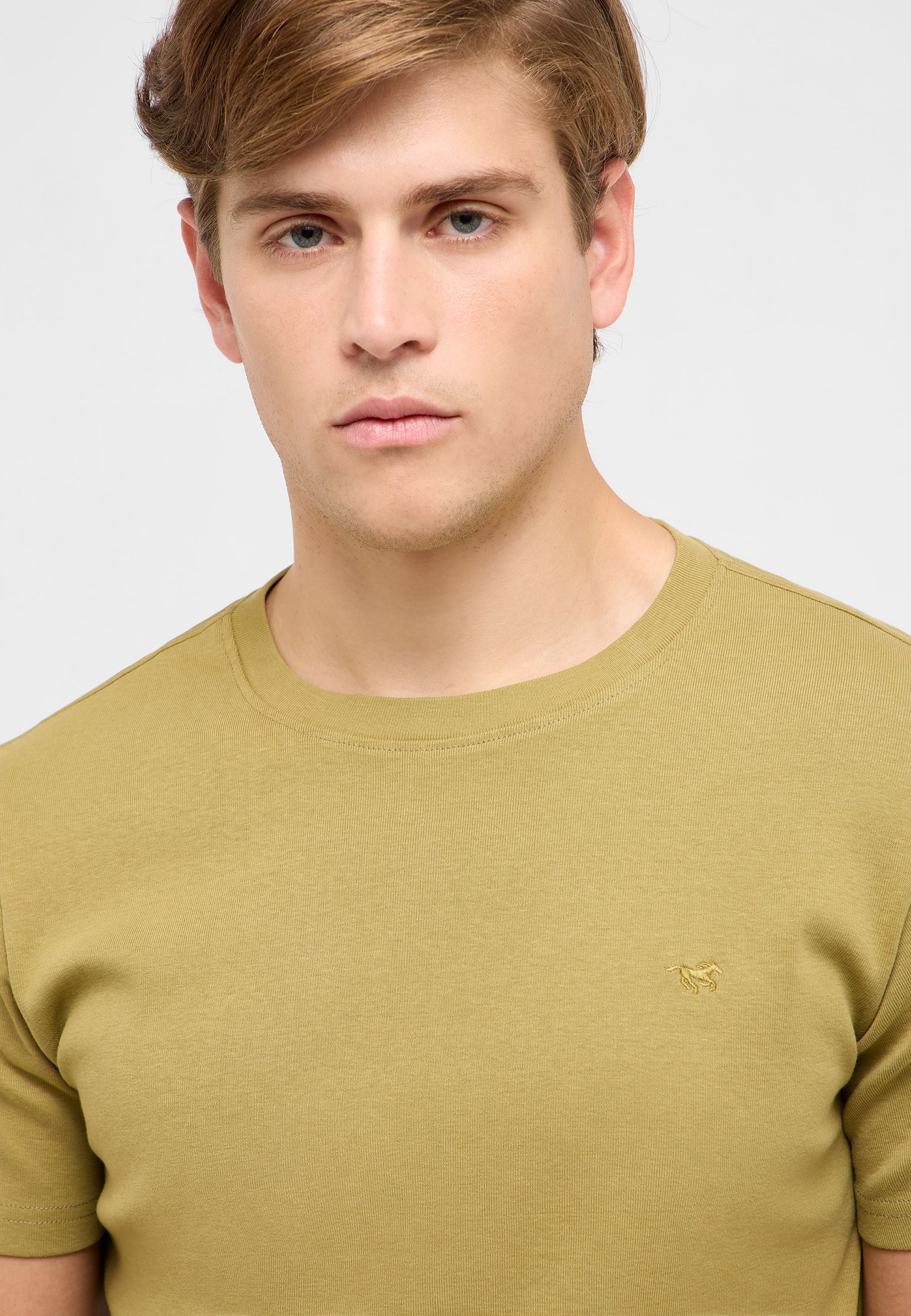 Gesicht, Kopf, Hals, Person, T-shirt