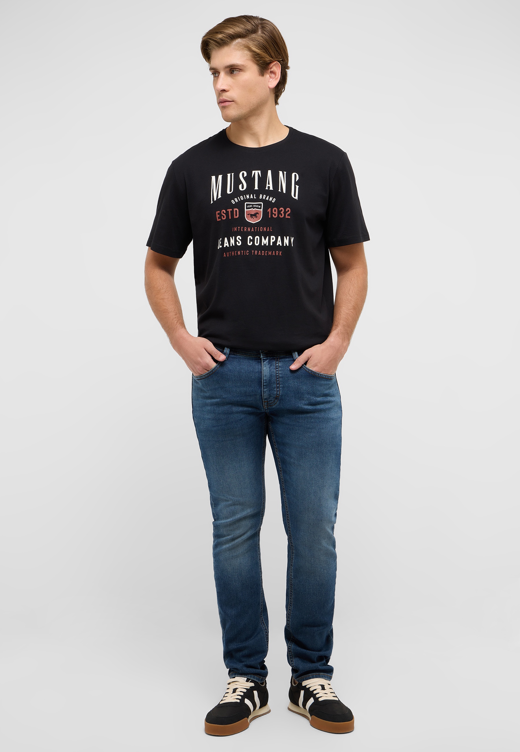 T-shirt, Hosen, Jeans, Person, Hemd