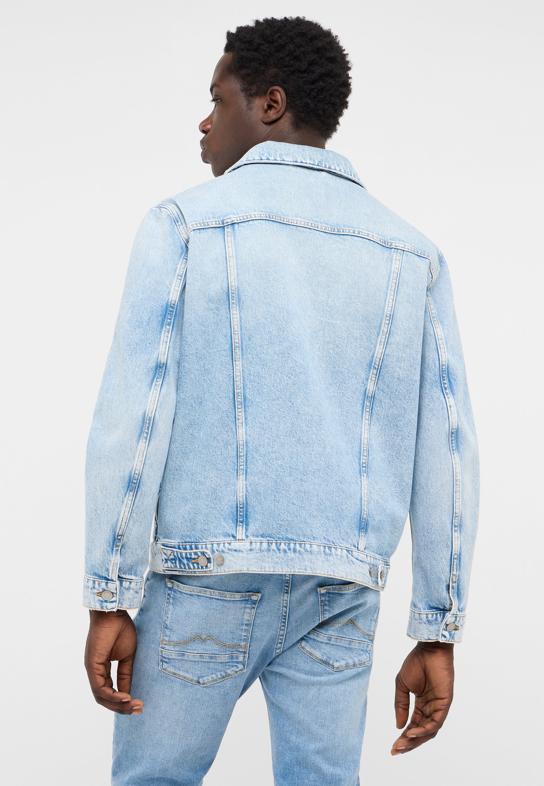 denimjacke, hell waschung, rueckseite, jeansjacke, nahtverarbeitung