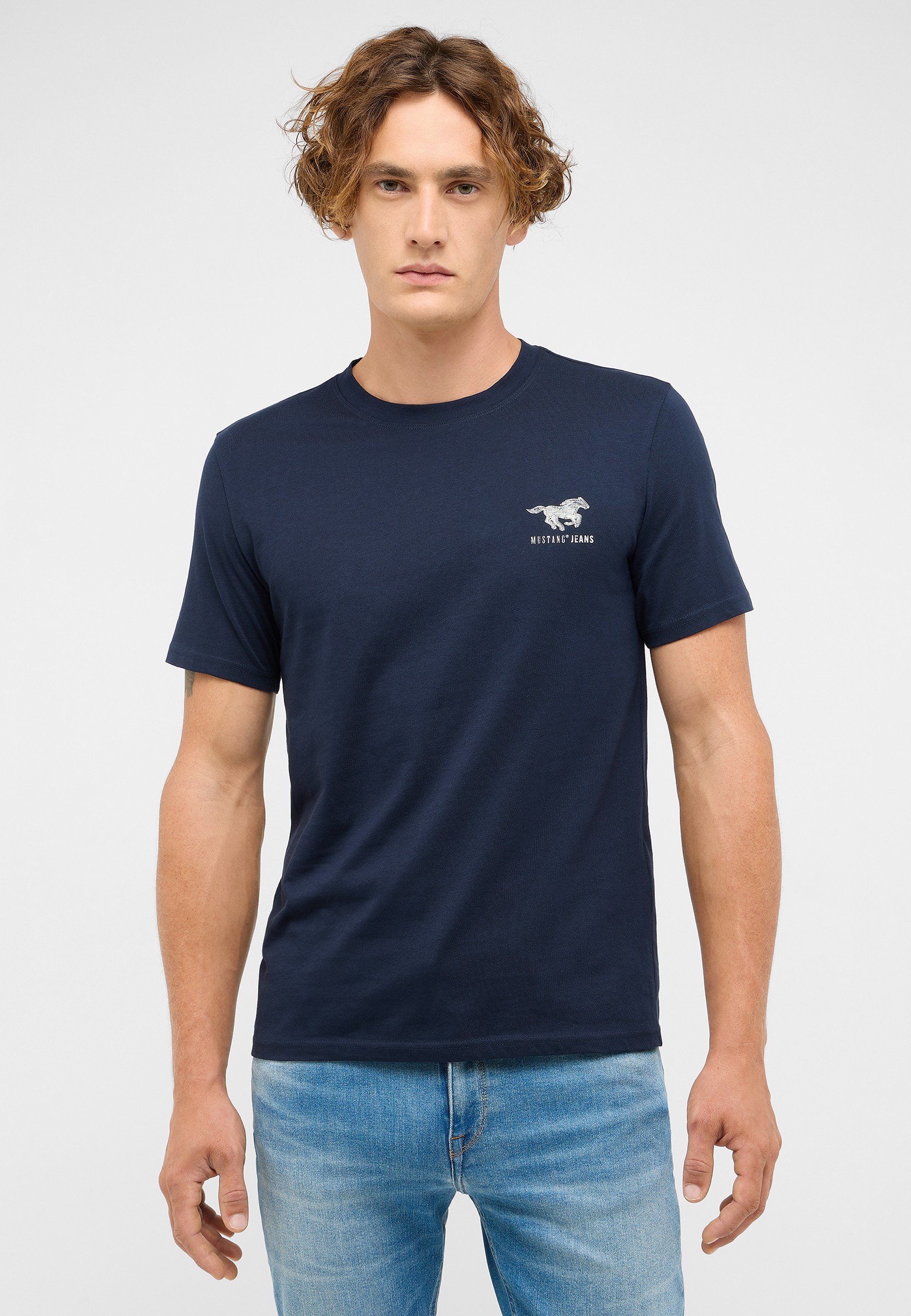 Bekleidung, T-shirt, Person, Ärmel, Hemd