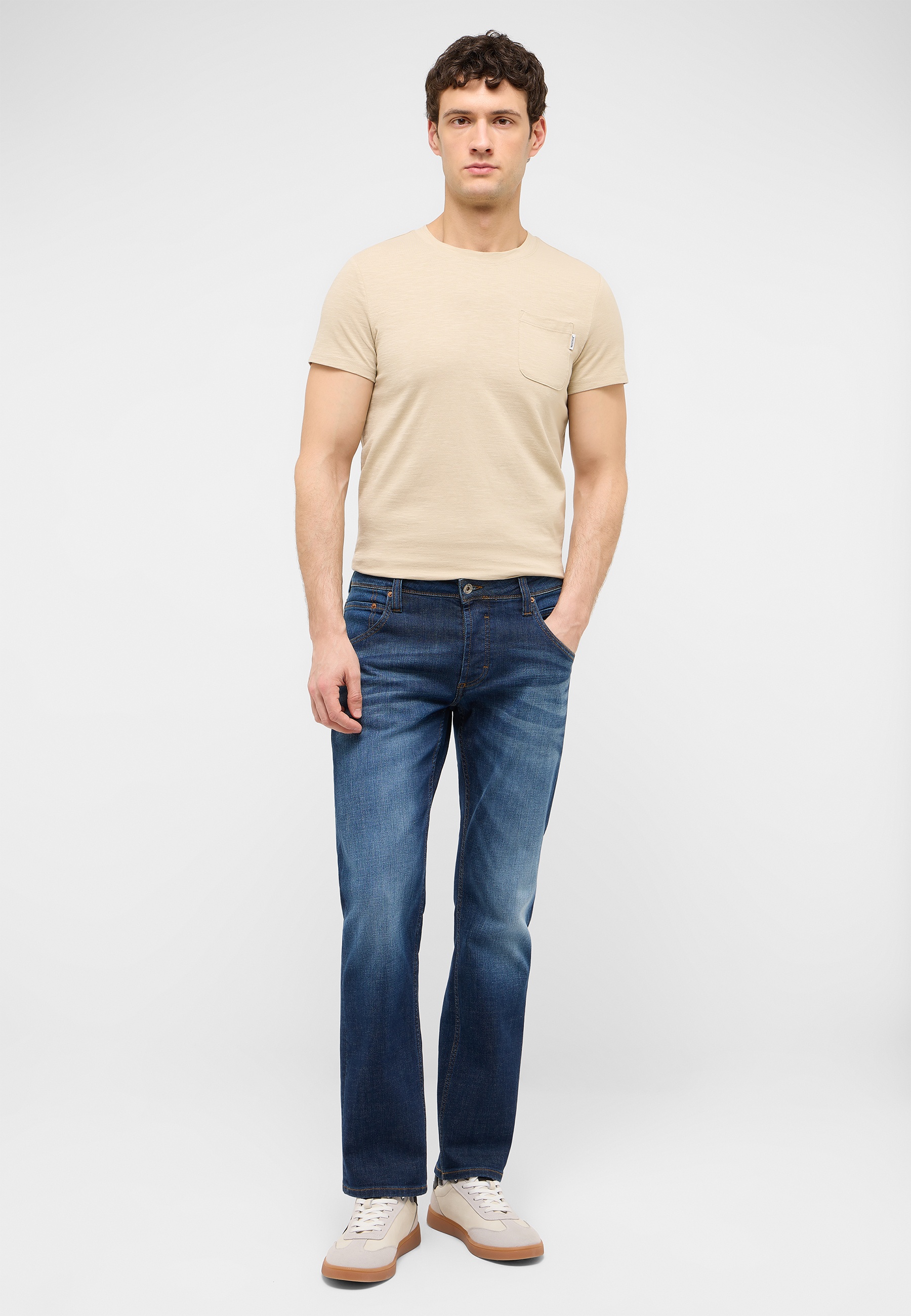 t-shirt, beige, kurzarm, brusttasche, jeans
